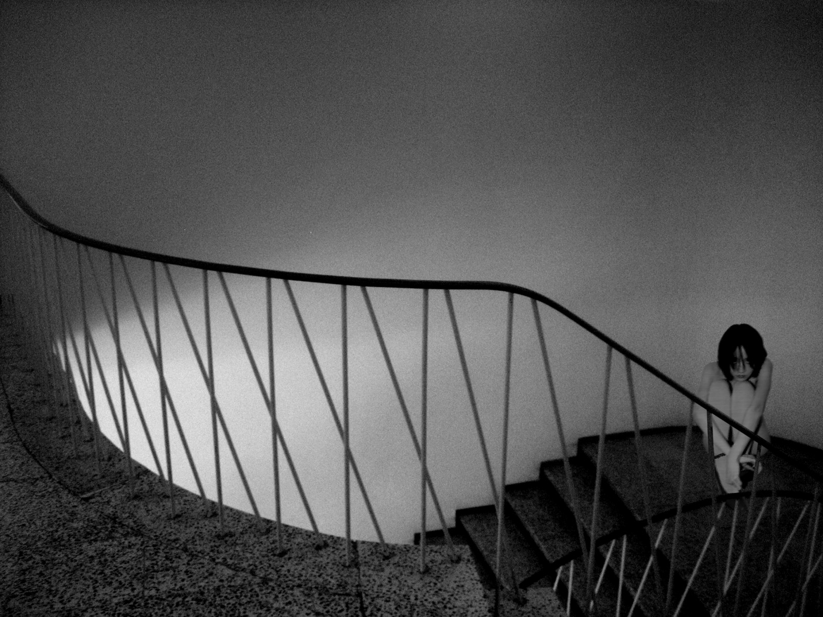 bílý, Černá, černobílý, stín, sedící, fotografování, symetrie, světlo, dívka, tvar, čára, fotografie, tma, křídlo, theunforgettablepictures, samota, schodiště, Černý a bílý, monochromatické fotografování
