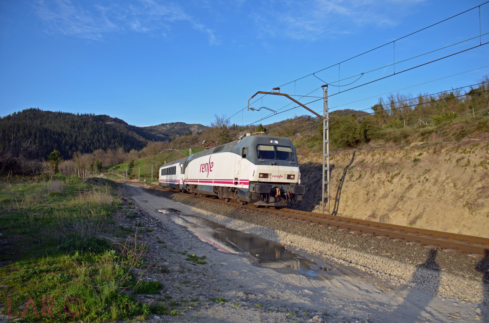 transportere, jord køretøj, spore, jernbanetransport, tog, køretøj, bjerg, transportform, highland, vej, landdistrikt, himmel, plante, bakke, træ, lokomotiv, landskab, bjergkæde, dal, rullende materiel, jernbanen bil