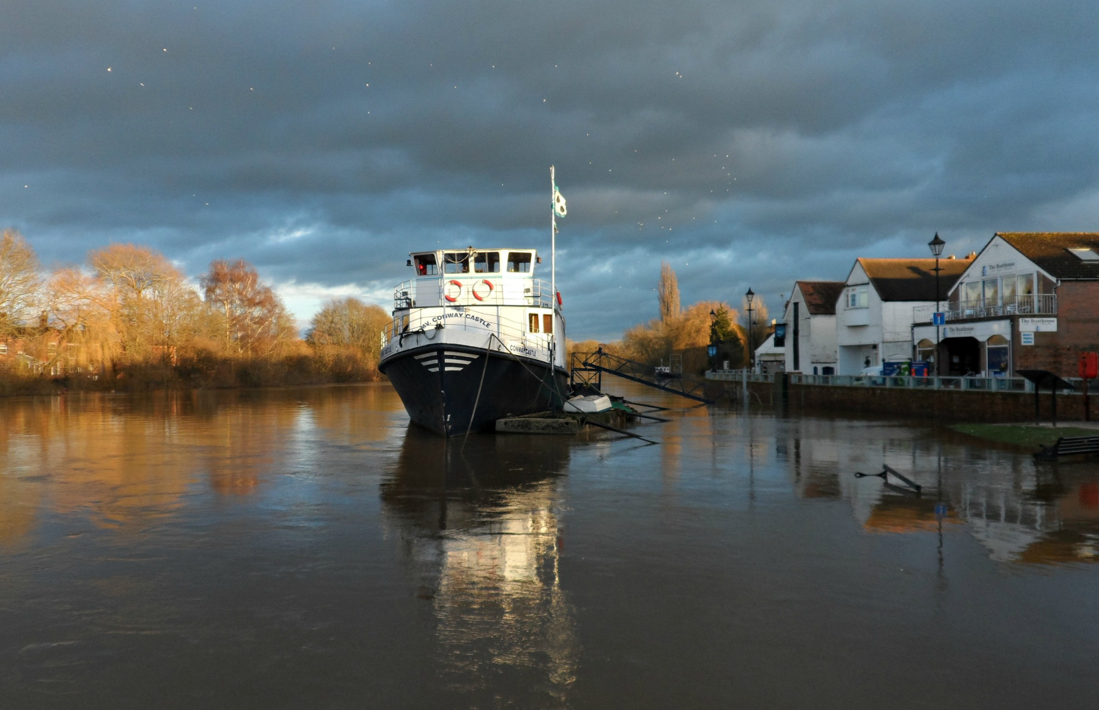 træer, hvid, sort, skib, båd, solnedgang, vand, afspejling, himmel, køretøj, Samsung, blå, aften, flag, flod, by, kanal, Bank, havnefronten, oversvømmelse, 2016, lys, Sky, træ, skygger, atmosfærisk, bygninger, huse, fartøjer, kanal, fornøjelse, loch, vandveje, okker, bugserbåd, oversvømmelser, Lampost, forsvar, worcestershire, Severn, buldings, pleasureboat, flooddefences, ST200, water transportation