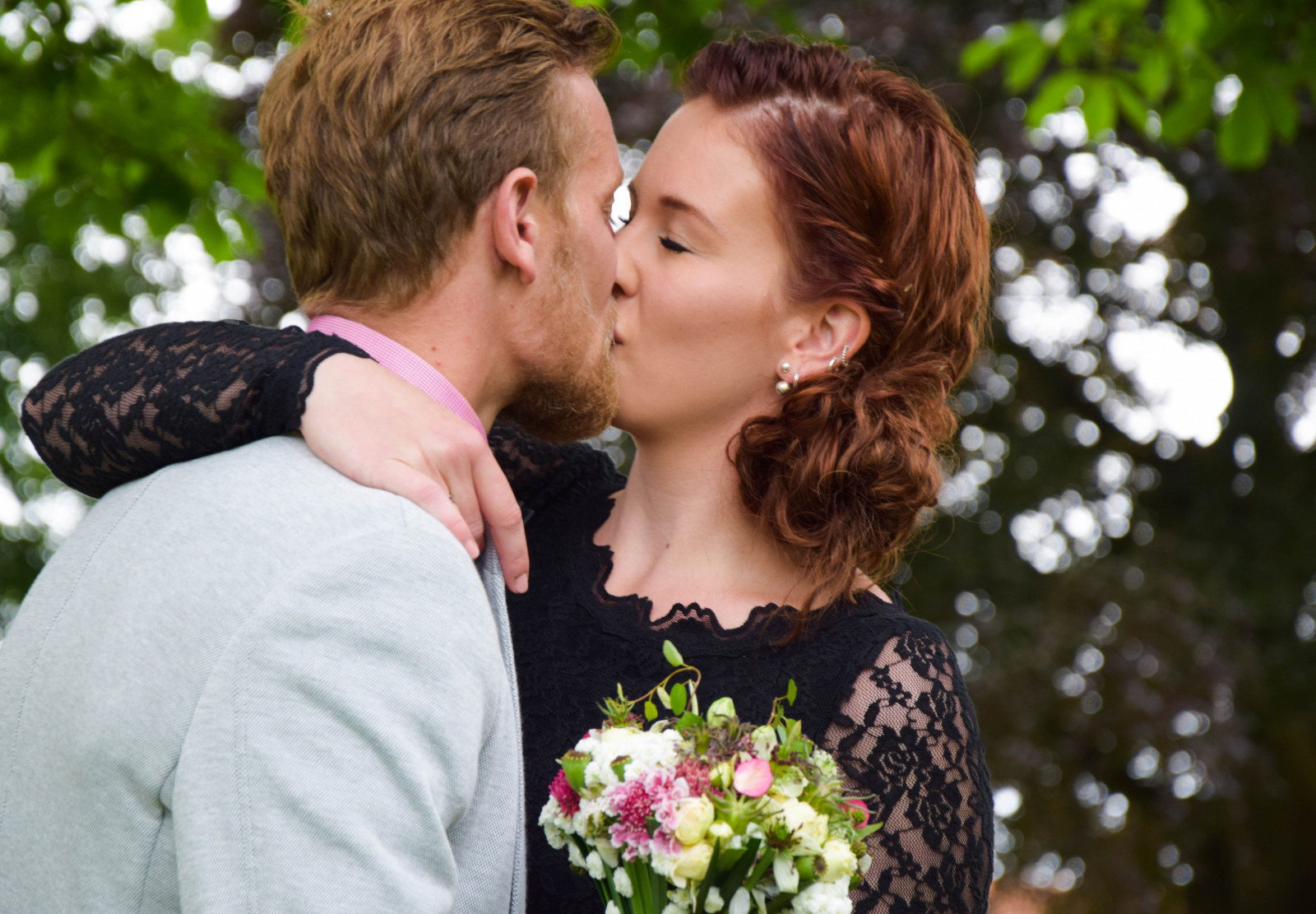 stromy, milovat, nebe, mraky, zelená, Osoba, Dánsko, romantika, květ, venkovní, žena, svatba, nevěsta, polibek, bryllup, Lolland, br Llop, saksk bing, jackogmichelle, michelleogjack, fotografie, ženich, interakce, obřad