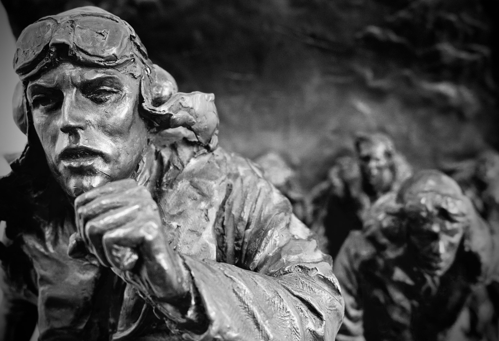 lidé, černobílý, letadlo, voják, Anglie, dějiny, sochařství, socha, britský, muzeum, Osoba, památník, nevraživý člověk, Lancaster, Černý a bílý, letectví, canoneos, druhá světová válka, Británie, Černý a bílý, monochromatické fotografování, 2. světové války, royalairforce, sochař, imperialwarmuseum, bronzestatue, rafduxford, iwmduxford, Avro Lancaster, bombercommand, p51mustang, historicairfield, duxfordcambridgeshire, thebattleofbritain, fightercommand