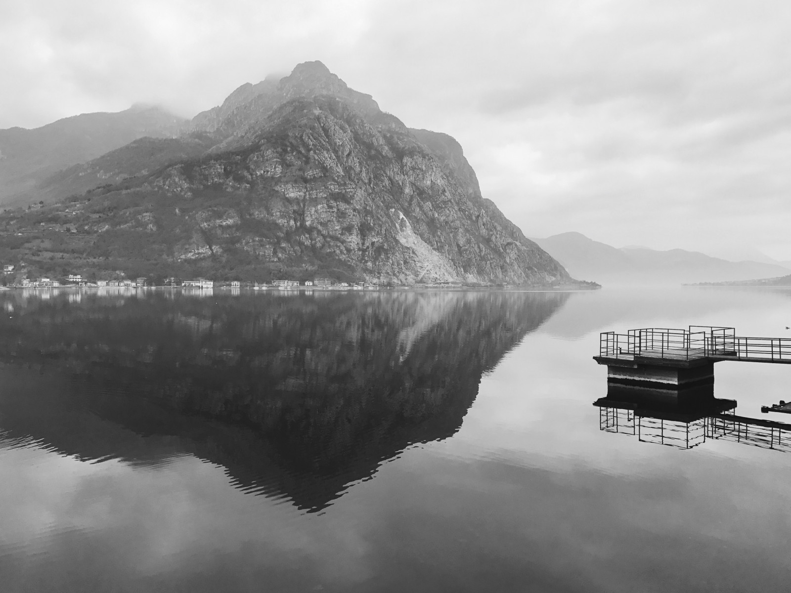 Lecco, lakecomo, lagodicomo, Lario, monocromo, paesaggio, acqua, Jago, vand, Lecchese, Lombardia, Lombardiet, Valmadrera, moregallo, afspejling, Riflessi, minimal, biancoenero, bw, sort og hvid