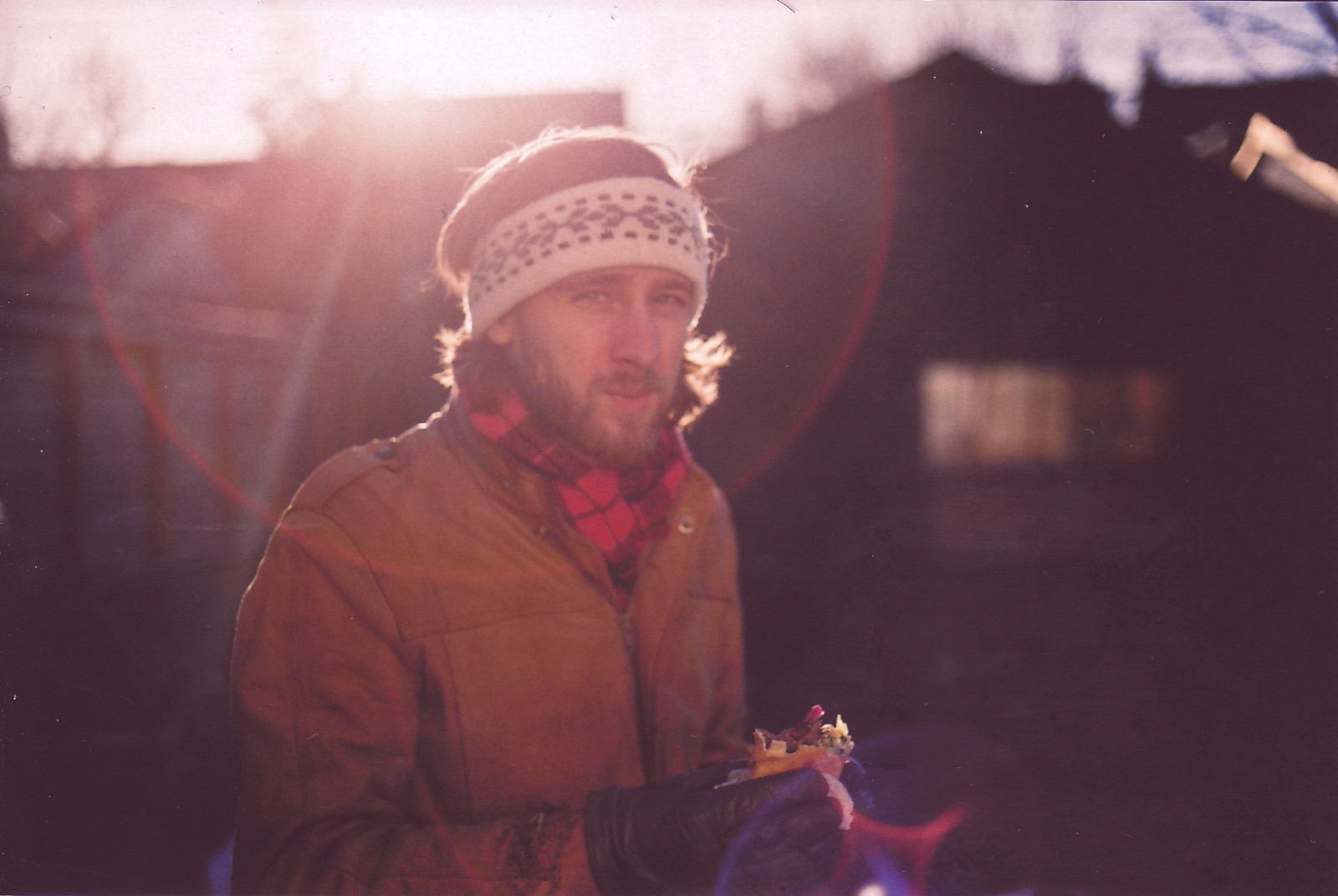 noc, kouř, hudba, Studený, hudebník, šátek, čelenka, Toronto, jíst, jaro, Garáž, zpěv, událost, zadní dvorek, zábava, světlo, zábava, představení, fáze, sunflare, tma, koncert, vousy, múzických umění, kožená bunda, Shwarma