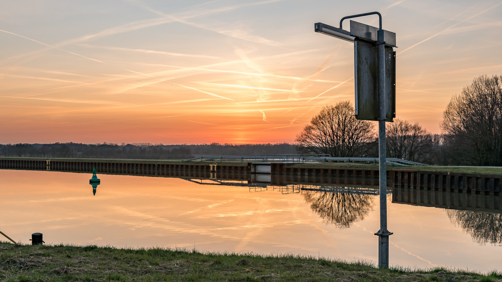 kanal, syn, sonnenuntergang, západ slunce, oranžový, Červené, Německo, deutschland, Gelmer, Munster, m nsterland, loď, Dortmundemskanal, dek, odraz, reflektion, spiegelung, wasser, voda, Nikon, apsc, krajina, Landschaft, D5500, sigma, 1835, nebe, nálada, 18mm, 35MM, kapesní, Ne, Osoba, schild, podepsat, klid, atmosféra, stimmung, trouchnivění, svítání, svítání, hodina, zlatý, Stunde, goldene, westfalen, venkov, Ebene, klidný, mraky, Příroda, nRW, jezero, ngc, nebe, nebe, rákos, slunce