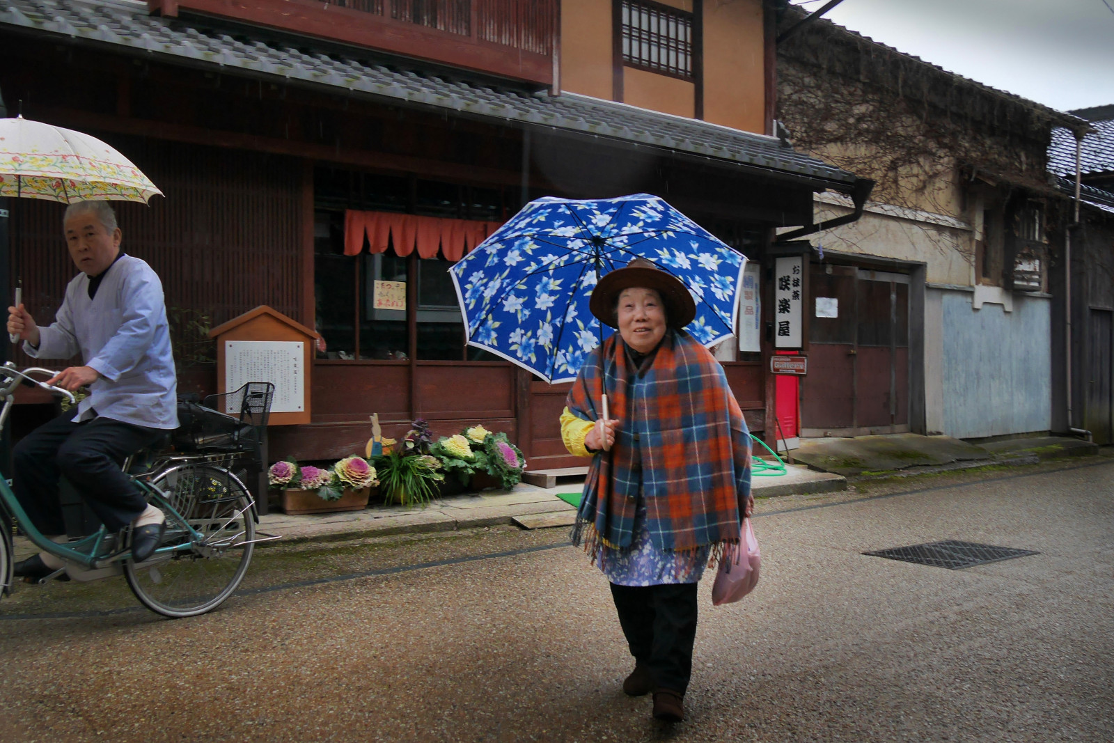 Wallpaper aunt, rain, countryside, umbrella, street, Japan, peace