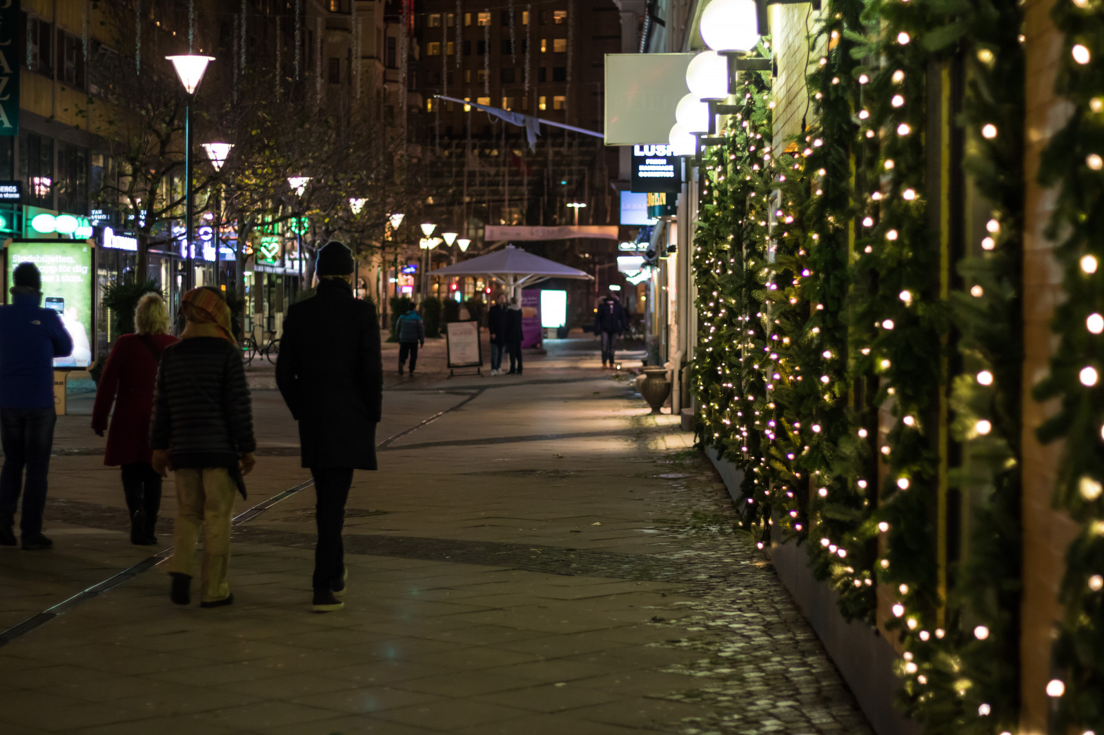 město, ulice, noc, silnice, večer, infrastruktura, pěší, světlo, Malmo, gatufoto, nightphotography, Natt, v noci, exif modelu canoneos760d, geocountry, Kamera aby kánon, geocity, Model fotoaparátu canoneos760d, geostate, geolocation, exif aby kánon, exif focallength 50mm, exif isospeed 800, EXIF ef50mmf18stm čočka, EXIF otvor 20, streetphotography, nattfotografering, dav, urban area, lidské osídlení