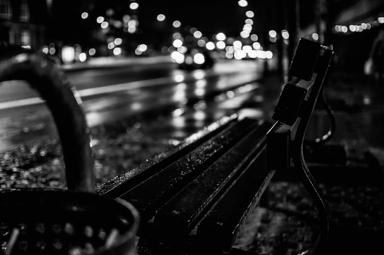 pouliční osvětlení, Černá, černobílý, ulice, noc, odraz, nebe, déšť, fotografování, silueta, večer, lavice, atmosféra, bokeh, 35MM, půlnoc, Kodaň, Mono, světlo, záře, f18, tělesné, jednobarevný, deštivý, tma, d5200, momentka, Černý a bílý, monochromatické fotografování, Film noir, zátiší fotografování, bokehballs, bokehcircles, Bokehshapes, Nikkor35mmf18g, Abbeystremy, stock photography