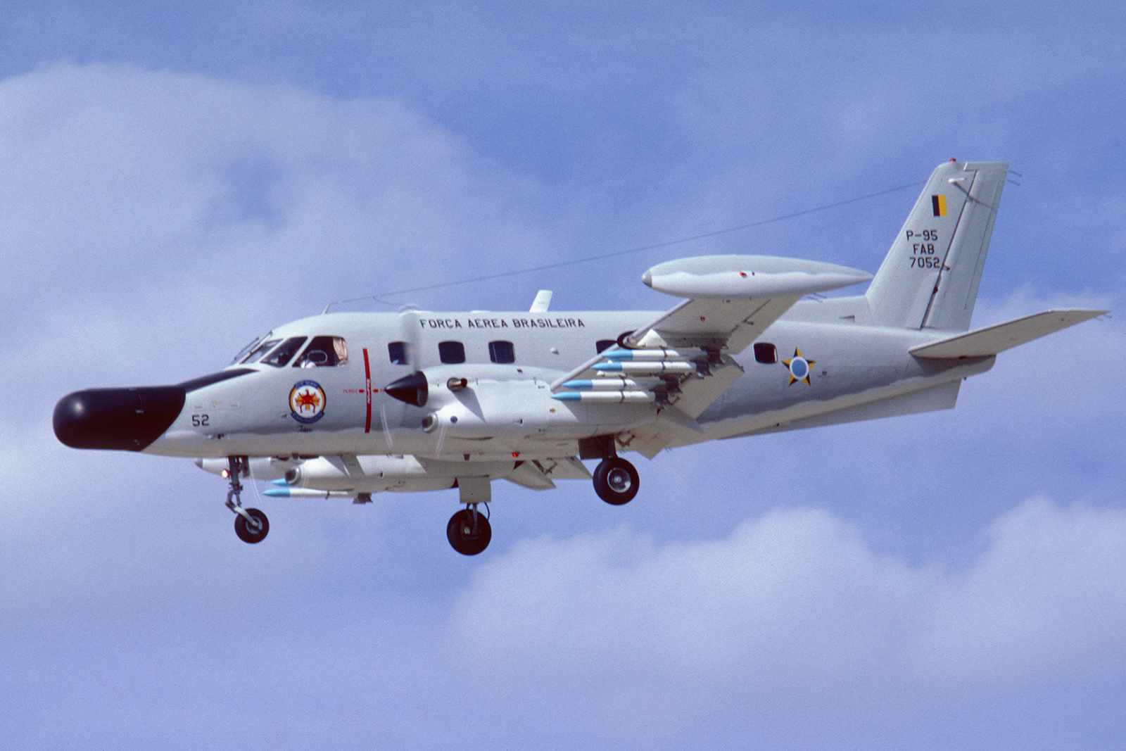fab7052, Embraer, 110, bandierante, brazilianairforce, fab, Farnborough, Airshow, 1978, eglf, válečný, doprava, letadlo, letoun, turbovrtulový, letadlo, obraz, markp51, YASHICA, Kodachrome, skluzavka, film, skenovat, aviationphotography