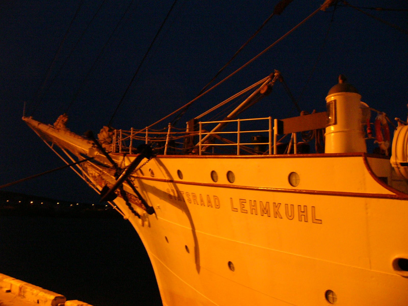 bílý, loď, moře, noc, voda, odraz, nebe, zima, Skotsko, žlutý, večer, vlny, ostrov, plachtění, Panasonic, světlo, Krásná, scenérie, ještě pořád, počasí, tma, flickrdiamond, Atmosféra Země, nákladní doprava, Orkneje, dmcfz10, Lehmkuhl, Statstraad, victory ship