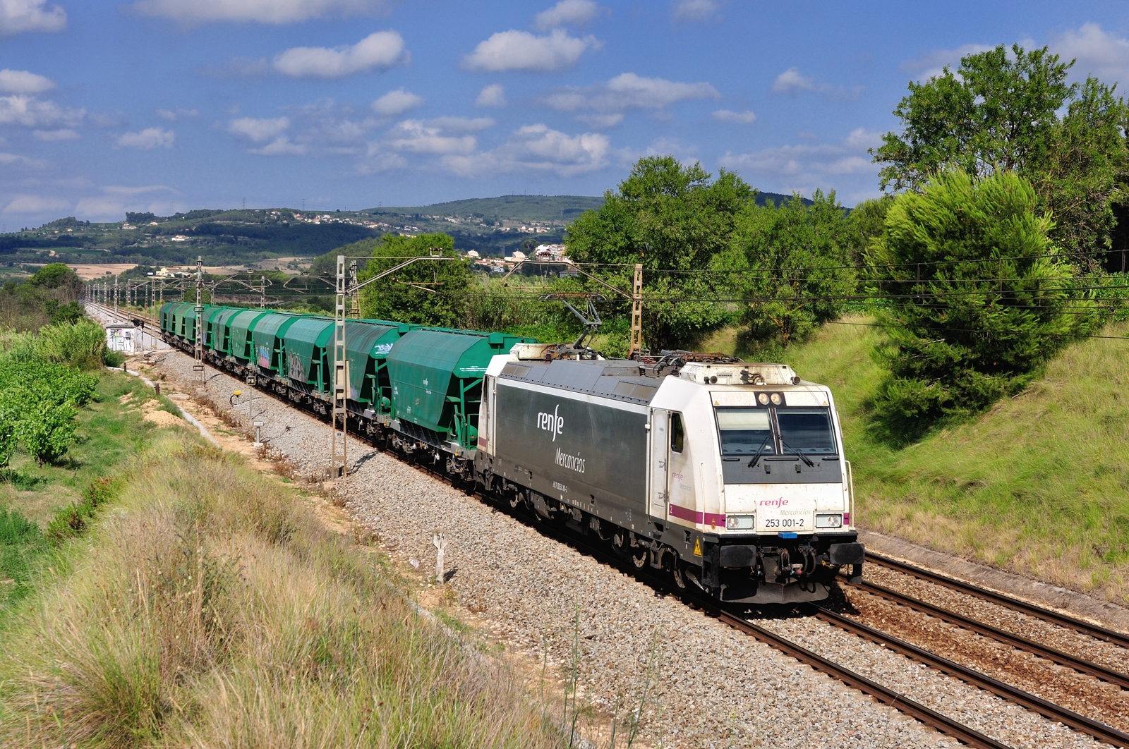 veicolo, treno, ferrovia, Nikon, trasporto, carico, locomotiva, albero, Ferrovia, treni, pianta, tren, traccia, d90, nikond90, linee ferroviarie, nolo, area rurale, modalità di trasporto, trasporto pubblico, trasporto ferroviario, materiale rotabile, vagone, Traxx, renfe, 253, FFCC, Trenes, mercancias, 253001