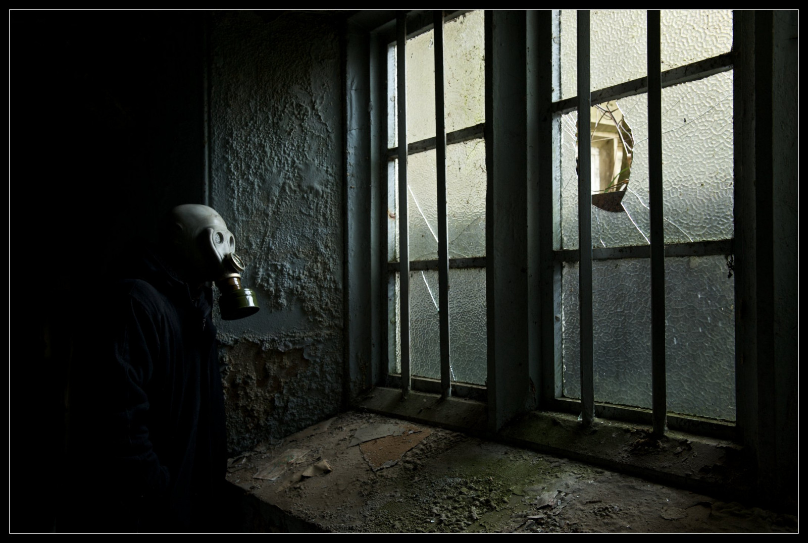 slunečnímu záření, okno, noc, městský, opuštěný, maska, Dům, sklenka, dveře, rozklad, průzkum, průzkumníci, úhel, urbex, světlo, Krásná, plyn, tma, apokalypsa, opuštěný, plynová maska, panství, neodbytně