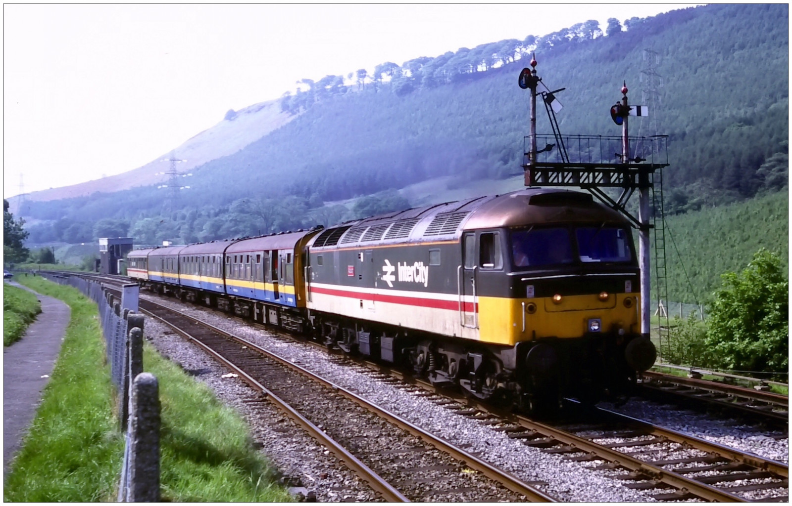 Černá, vlak, lev, vlakové nádraží, signál, Alpy, doprava, lokomotiva, trenér, smyčka, 1989, strom, hora, nahoru, rostlina, čára, singl, dráha, box, hlavní, vysočina, pohoří, stanice hill, druh dopravy, veřejná doprava, železniční doprava, kolejová vozidla, osobní automobil, železniční vůz, údolí, vedlejší kolej, jáma, inspekce, semafor, elektrická lokomotiva, Albion, Merthyr, Abercynon, 999508, 47509