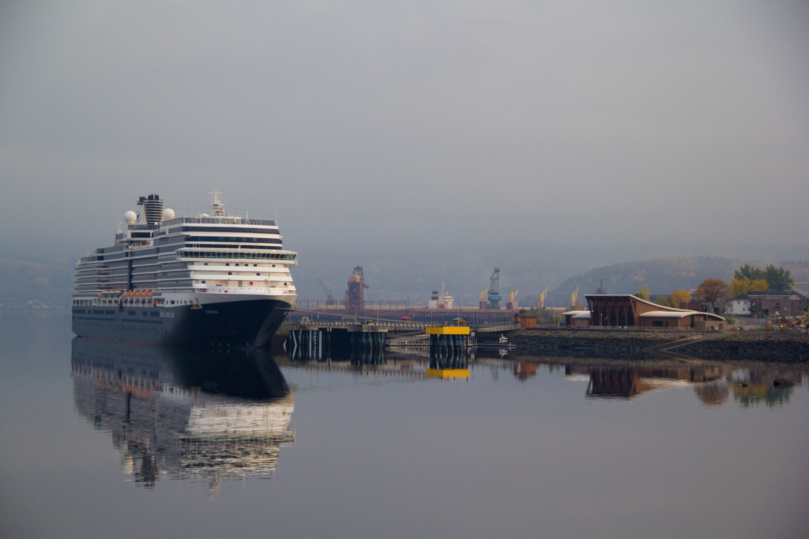 podzim, loď, loď, moře, voda, odraz, nebe, uklidnit, večer, ráno, zrcadlo, řeka, Kánon, Kanada, výletní loď, fjord, Quebec, trajekt, Krásná, podzim, prozkoumat, plavidlo, turista, kanál, plavba, eos, 60d, obrázek dne, zrcadlení, Saguenay, labaie, vodní, saglac, motorová loď, osobní loď, zaoceánský parník, Eurodam, Ybs2013, water transportation, livestock carrier