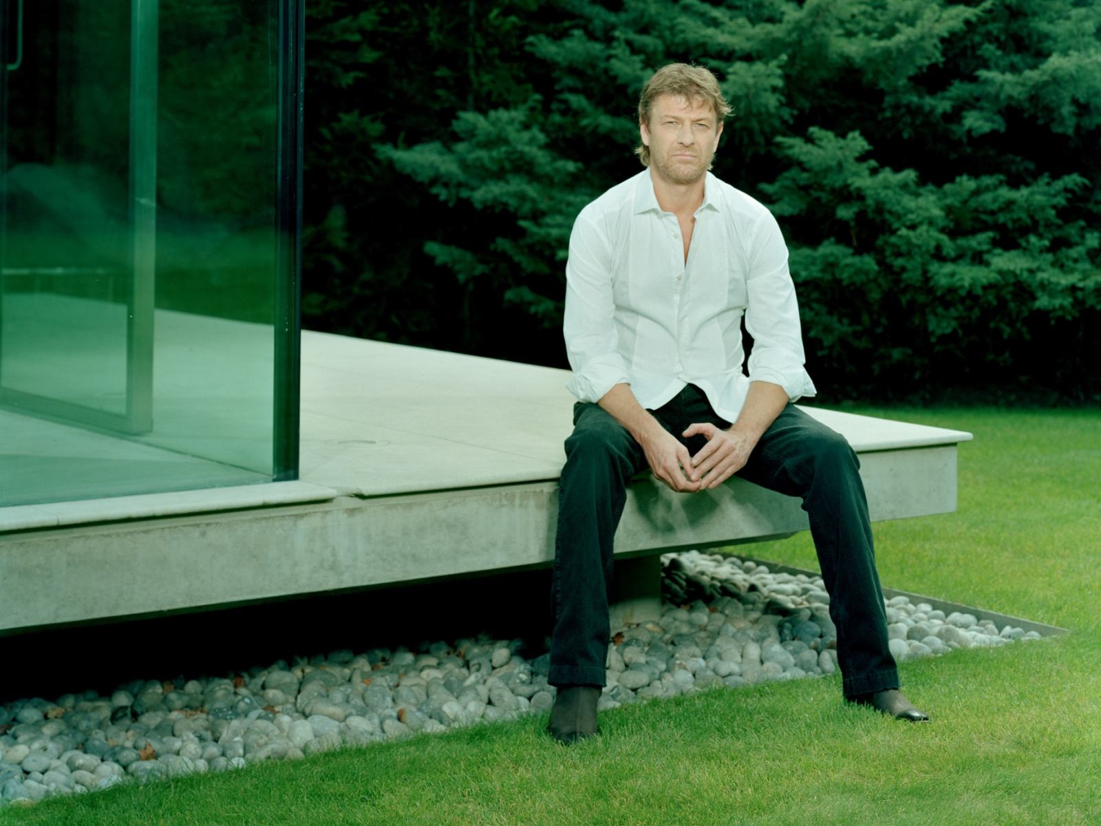Sean Bean, herec, muž, trávník, veranda, sedět, košile, osobnost