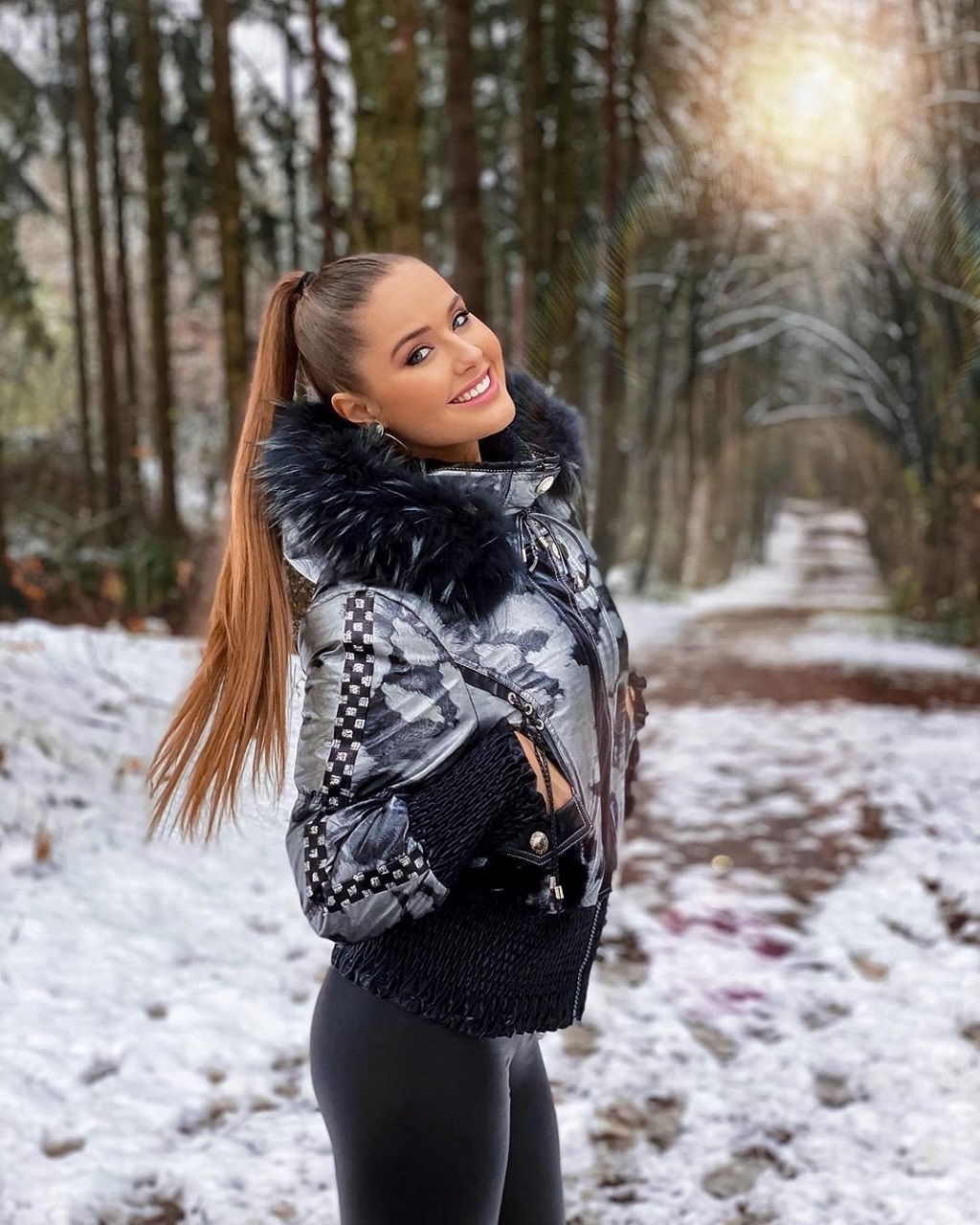 brunetta, donne, modello, sorridente, coda di cavallo, occhi grigi, mani in tasca, giacca, inverno, la neve