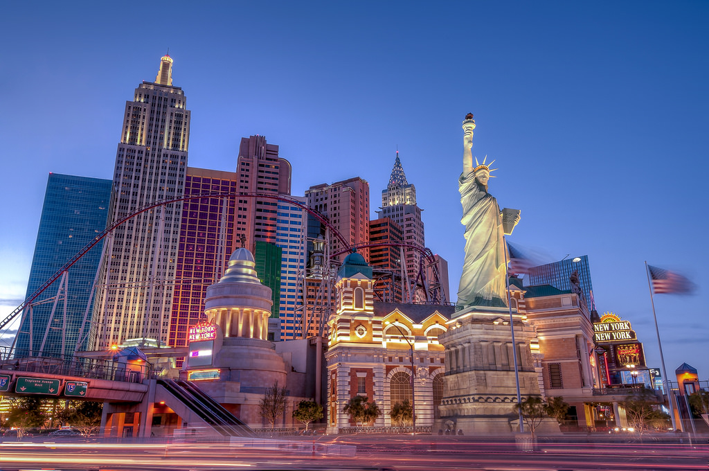 by, bybilledet, nat, arkitektur, bygning, himmel, Turisme, skyline, skyskraber, aften, tårn, flag, Kasino, bro, HDR, verden, USA, Rådhusplads, metropol, Nevada, KUNST, lys, downtown, Bluehour, Amerika, skyskrabere, Empire State Building, Frihedsgudinden, Las Vegas, milepæl, dagtimerne, lighttrails, byområde, turistattraktion, hovedstadsområde, højhus, forlystelsespark, dri, blandet brug, newyorknewyork