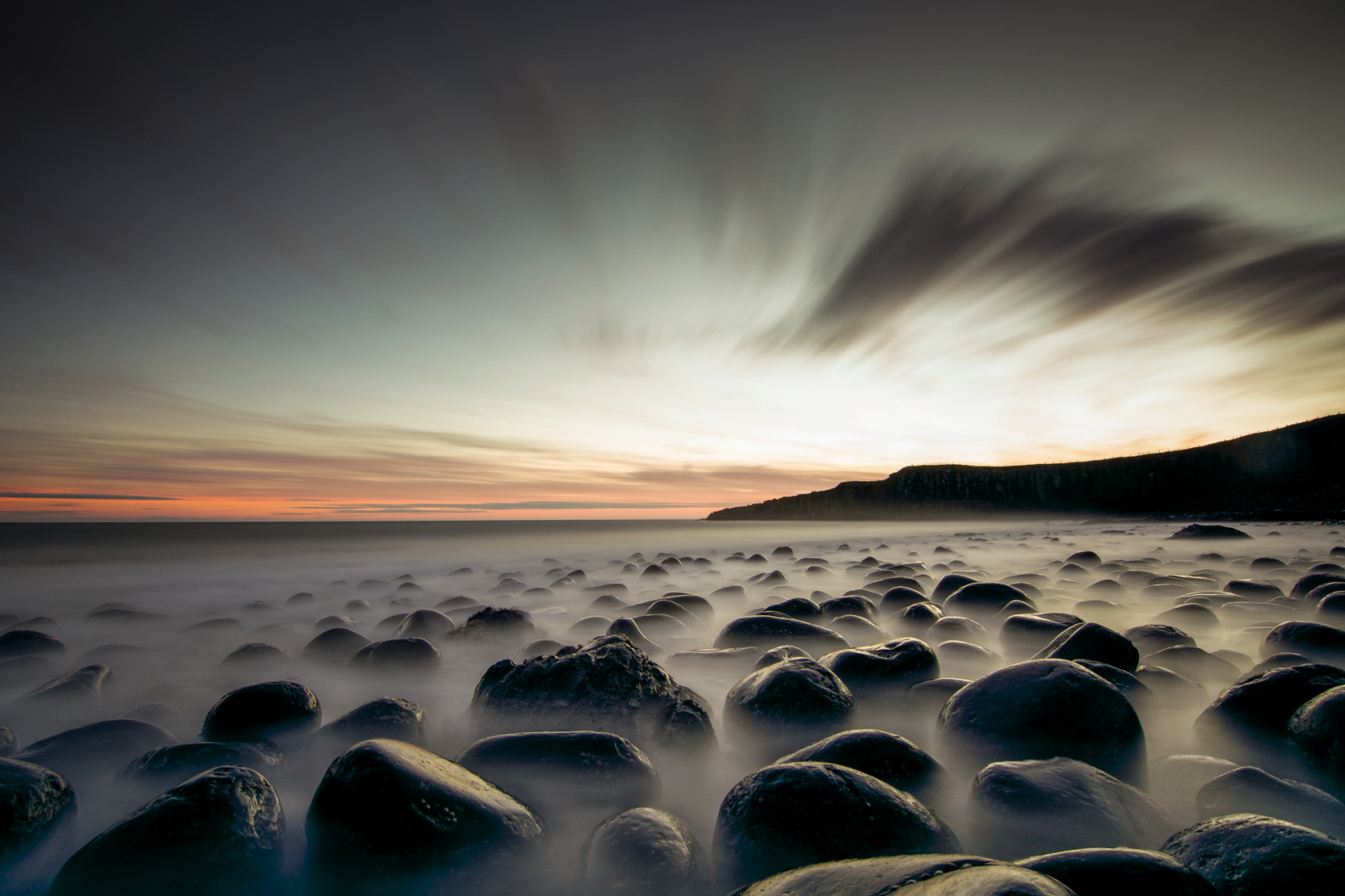 slunečnímu záření, západ slunce, moře, Skála, pobřeží, písek, odraz, nebe, pláž, svítání, večer, ráno, pobřeží, slunce, horizont, atmosféra, skály, soumrak, Northumberland, světlo, dramatický, mrak, svítání, oceán, vlna, pobřeží, přímořská krajina, materiál, Dunstanburgh, atmosférický jev, tělo z vody, mořská vlna