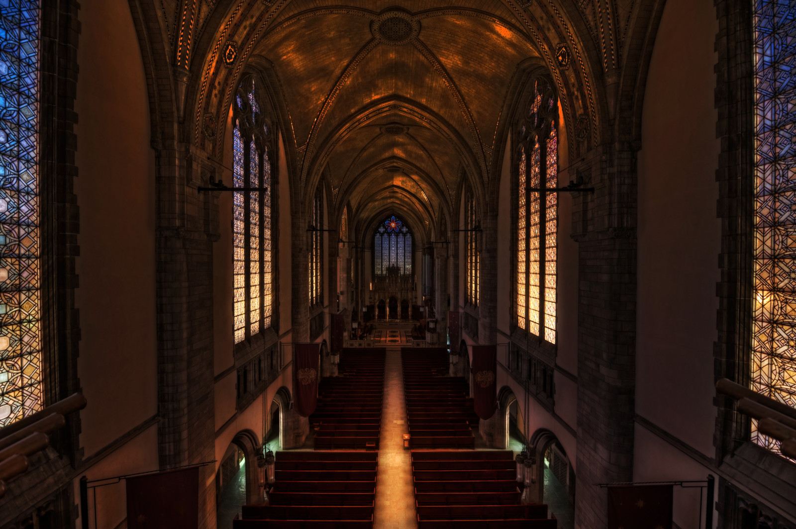 budova, kaple, katedrála, místo uctívání, středověká architektura, vitráže, okno, gotická architektura, oblouk, turistická atrakce, tma, kostel, symetrie, sklenka