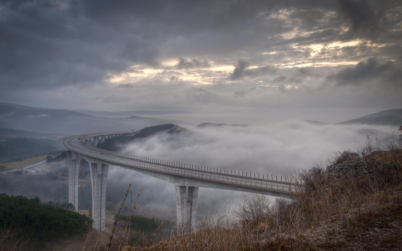 luz solar, panorama, Colina, natureza, céu, neve, nuvens, nascer do sol, tarde, manhã, névoa, ponte, rio, horizonte, crepúsculo, nuvem, névoa, montanha, clima, alvorecer, reservatório, Loch, área rural, Fenômeno atmosférico, Formas de relevo montanhosas, Fenômeno meteorológico