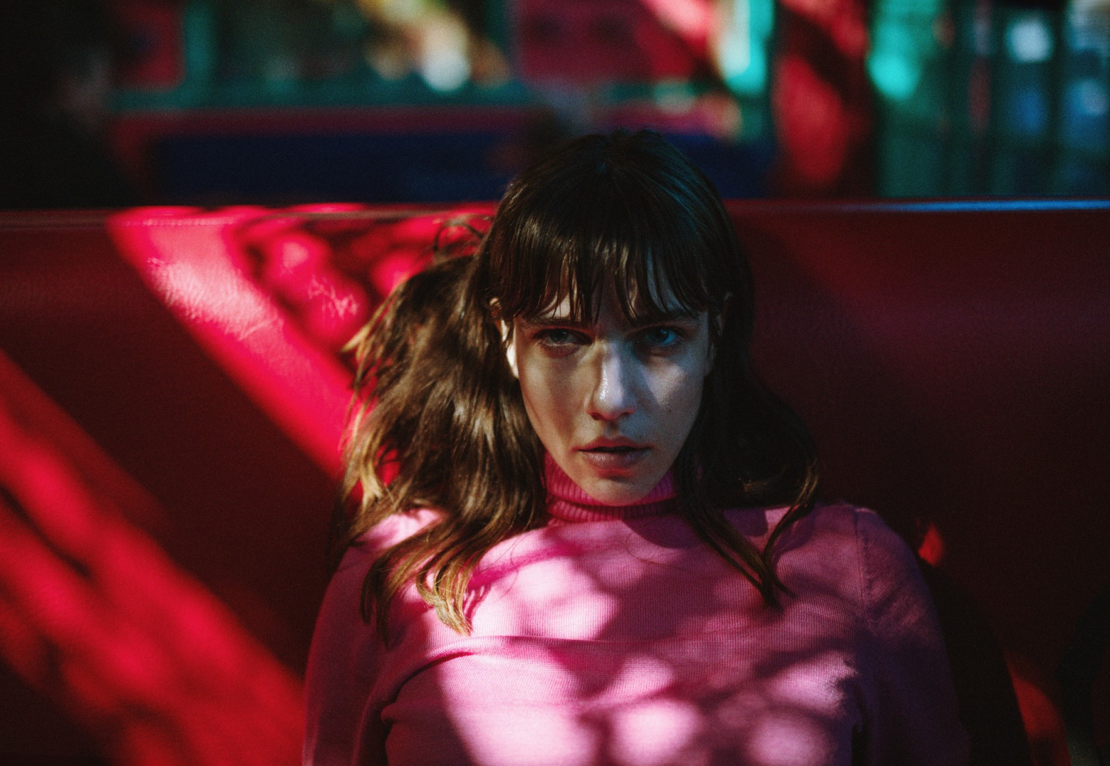 ženy, bruneta, Červené, hudba, růžové vrcholy, svetr, Jesse Herzog, roláky, opřel, zpěv, disko, představení, fáze, hudební divadlo, noční klub, performance