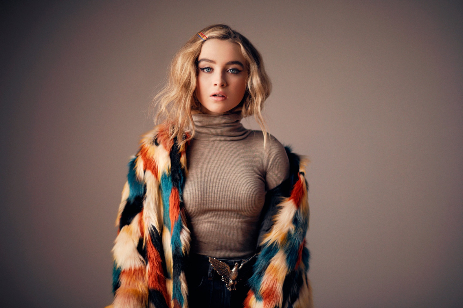 ženy, model, blondýnka, dlouhé vlasy, fotografování, móda, vlasy, jaro, přistávací dráha, Sabrina Carpenter, krása, účes, focení, módní přehlídka, módní design, 2160x1440 px