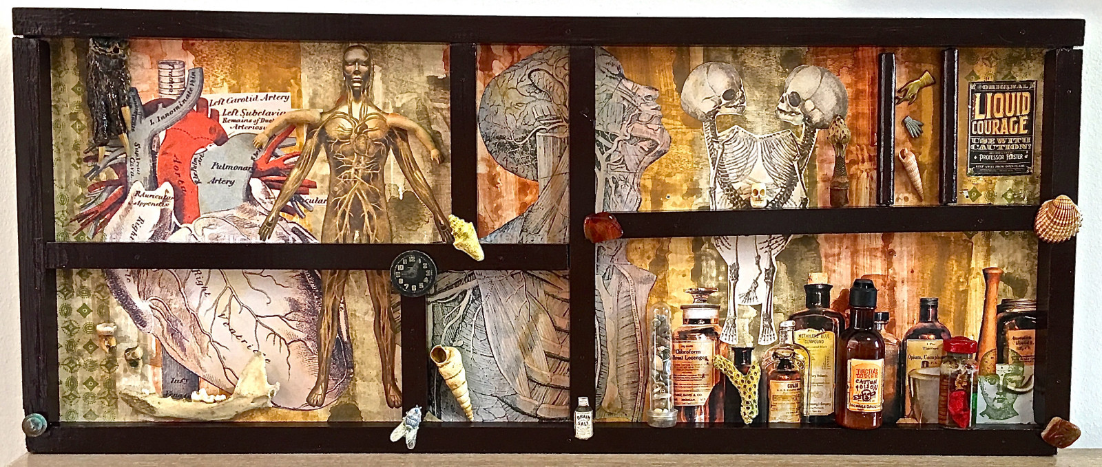 rosso, persone, Marrone, conchiglie, uomo, uomini, corallo, collage, scrittura, cranio, libro, donne, rawart, arte popolare, outsiderart, cuore, facce, bottiglie, corpo, pietre, francobolli, assemblea, Mixedmedia, arte contemporanea, arte Moderna, surrealismo, denti, testo, abbronzatura, collezione, farmacia, autodidatta, figura, pulsante, espressionismo, Artbrut, foundobjects, scheletri, Veleno, guarigione, DeviantArt, Mascella, liquido, Milagros, Medicinali, erbaceo, colori acrilici, naiveart, coraggio, pozione, dosaggio, visionaryart, primitiveart, Dollarms, woma, naifart, Vigilanza, watercolorpaint, Plastica, jenniferbeinhackercom, Alligatorfoot