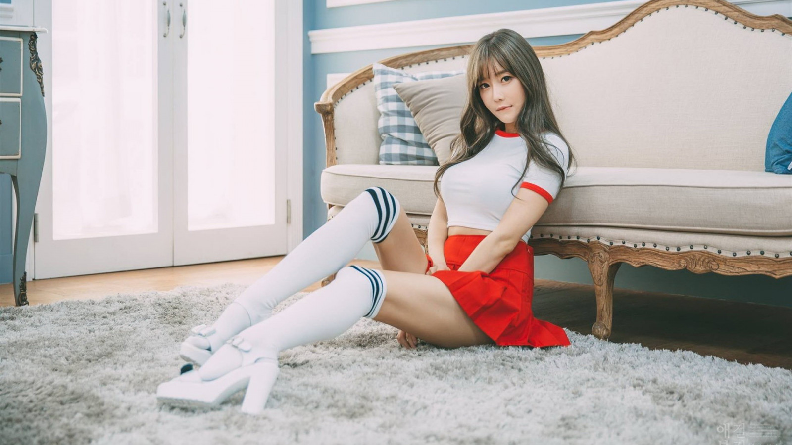 aziatka-mini-yubke-seks-porno-s-bolshimi-visyachimi-siskami