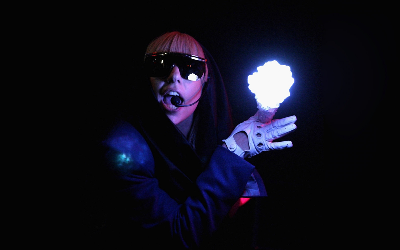 Lady Gaga, cantando, microfone, luz, óculos