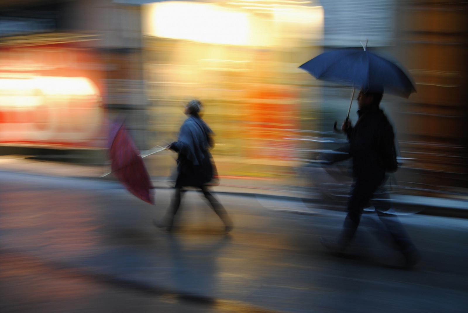 lidé, západ slunce, ulice, noc, odraz, silnice, deštník, večer, ráno, rýžování, světlo, barva, počasí, ringexcellence, tplringexcellence, eltringexcellence, momentka, ICM, intentionalcameramovement, massimilianosarno