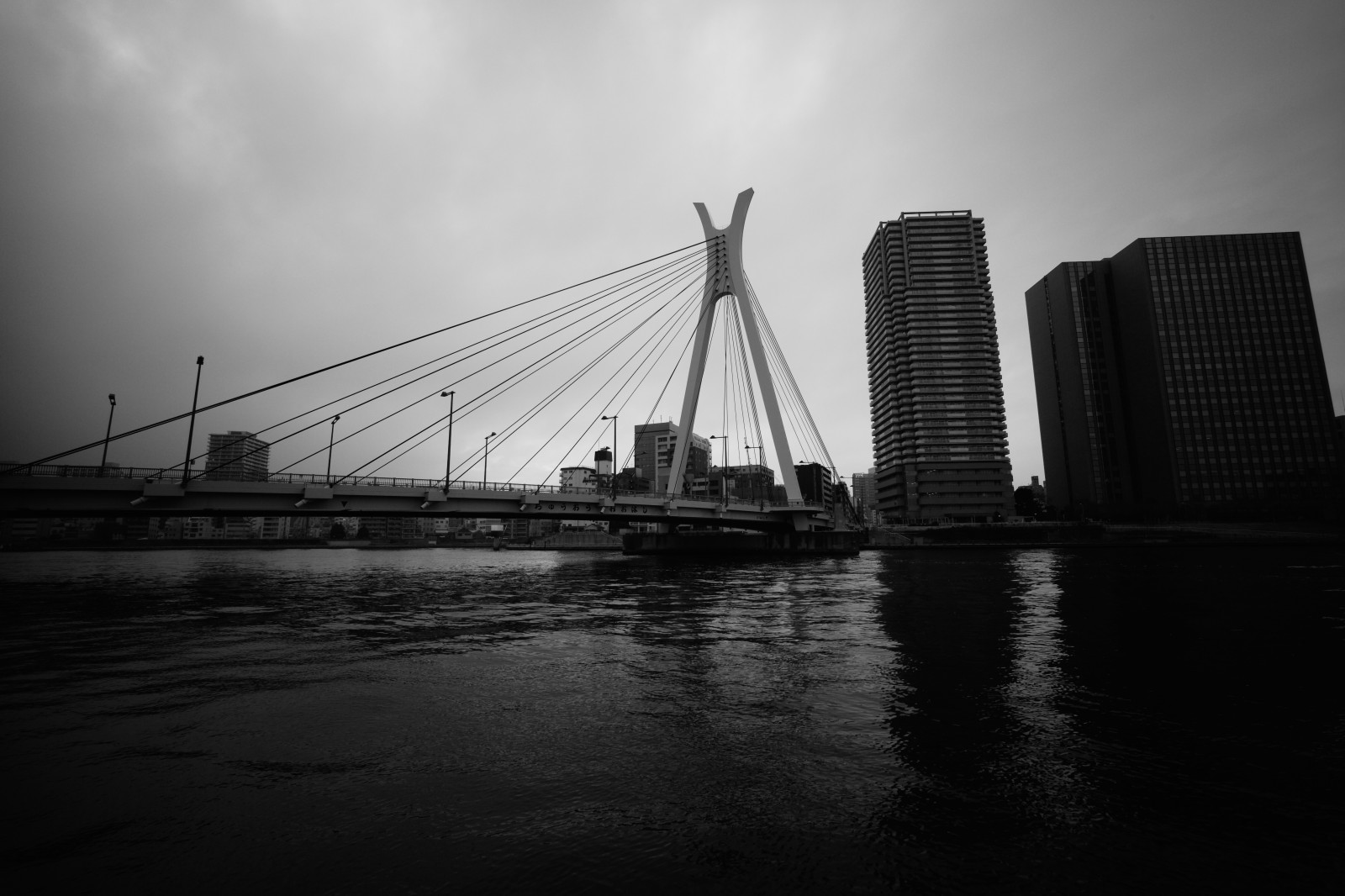 monokrom, hav, by, bybilledet, afspejling, skyline, skyskraber, bro, horisont, skumring, Leica, Tokyo, M, Sky, bw, form, linje, mørke, sumidariver, Sumidagawa, leicam, typ240, chuoohashi, SWH, swh15mm, superwideheliar, voigtla nder, superwideheliar15mm, atmosfærisk fænomen, sort og hvid, monokrom fotografering