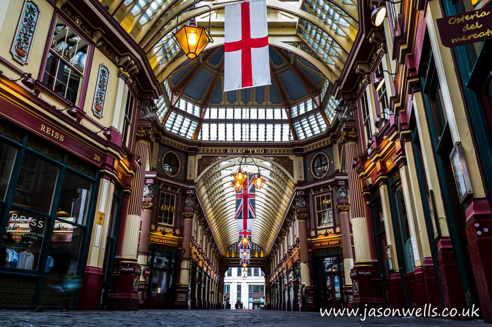 světla, Londýn, okno, město, ulice, noc, architektura, městský, budova, Červené, fotografování, symetrie, zelená, vlajka, sklenka, Kánon, Krém, hlavní město, pasáž, vitráže, Klid, katedrála, metropole, prázdný, struktura, pokrytý, cestovat, cestování, bazilika, flags, streetphotography, redwhite, kaštanové, 6d, mezník, eos, cityoflondon, 24105 mm, fasáda, turistická atrakce, Metropolitní oblast, místo uctívání, kostka, jasonwells, wellsie82, wwwjasonwellscouk, jasonwellscouk, leadenhallmarket, gradeiilistedbuilding, 14. století, Londonlandmark, Stgeorgesflag, Hisoric, Ornateroof, Capitalofengland, Redwhiteflag