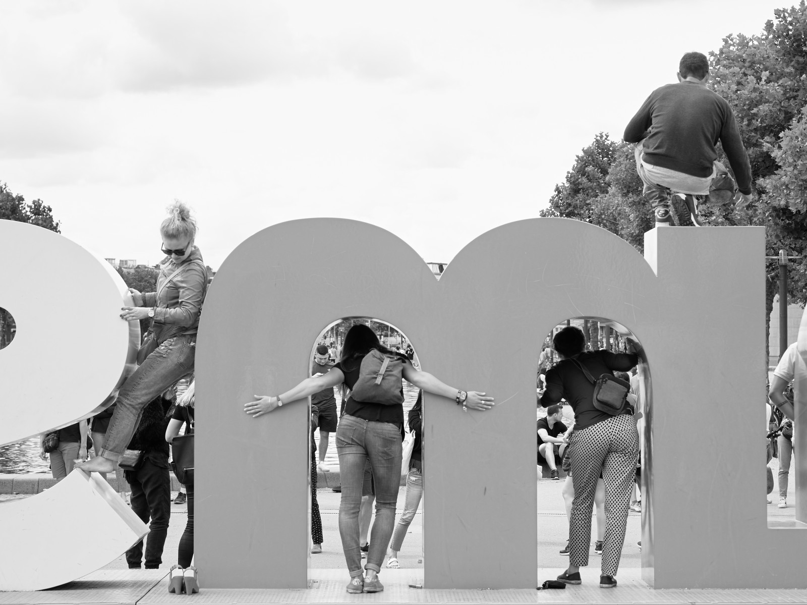 Černá, ženy, černobílý, portrét, město, ulice, sedící, fotografování, Cestovní ruch, svět, Švýcarsko, stojící, zadní, důvěra, odpoledne, Olympus, průzkumník, Černý a bílý, scéna, 14mm, scenérie, zakalený, Pohled, prozkoumat, tělesné, momenty, Černá bílá, muž, hledá, fotografie, turista, streetphotography, lodě, fotky, CreativeCommons, OMD, 45mm, upřímný, unposed, moment, strassenfotografie, fotografie, prasknutí, primelens, MFT, bod, převzetí, oříznutí, Černý a bílý, monochromatické fotografování, bestcamera, danielsteuri, em10, microfourthird, streetmonkey, flowingones, iamsterdam, stock photography