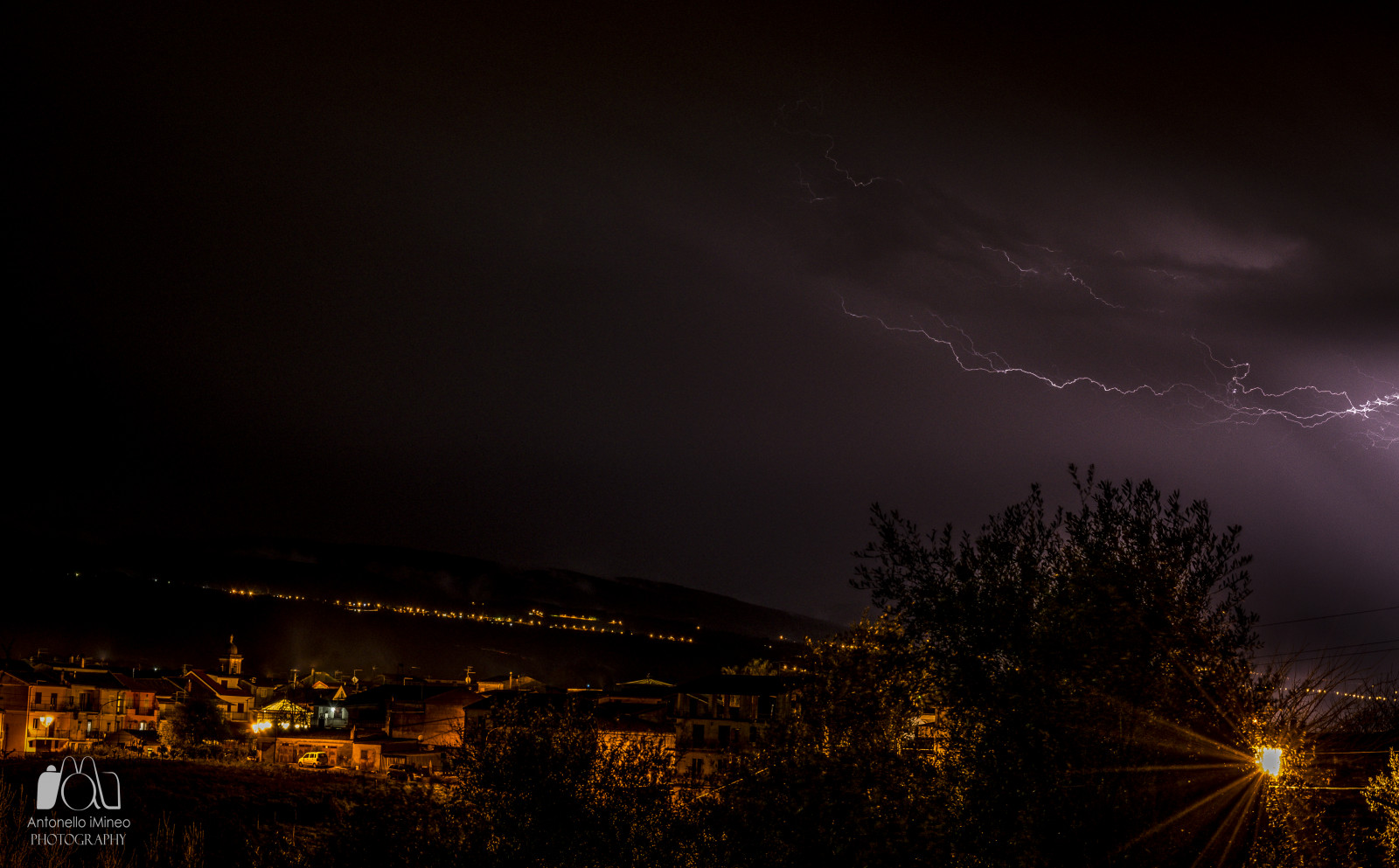 แนวนอน, เมือง, cityscape, กลางคืน, ธรรมชาติ, ท้องฟ้า, เมฆ, ฟ้าผ่า, พายุ, เส้นขอบฟ้า, หมู่บ้าน, ตอนเย็น, ขอบฟ้า, บรรยากาศ, ฟ้าร้อง, Calabria, มหานคร, เที่ยงคืน, ไฟฟ้า, เมฆ, ต้นไม้, แสง, พายุฝนฟ้าคะนอง, ความมืด, พลังงาน, วอลล์เปเปอร์คอมพิวเตอร์, ปรากฏการณ์ทางอุตุนิยมวิทยา, ปรากฏการณ์, คืน