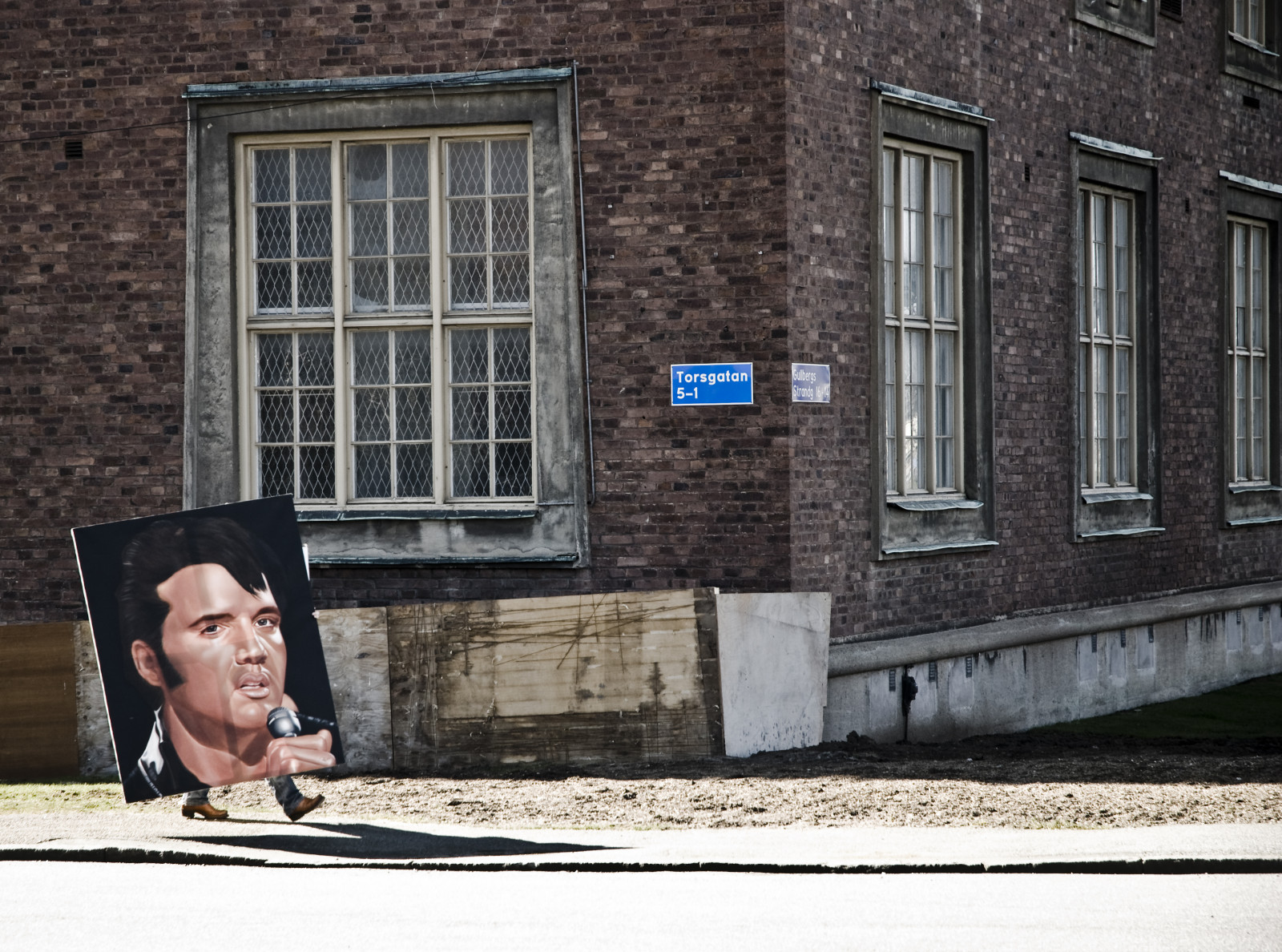 pouliční umění, Göteborg, Elvis, Král, Elvislives, Lightroom, úlovek dne, Ale nezapomenutelné, Huvudfoting, Walkart, Extremestreetphotography, Chůze, Bigheadsmallfeet