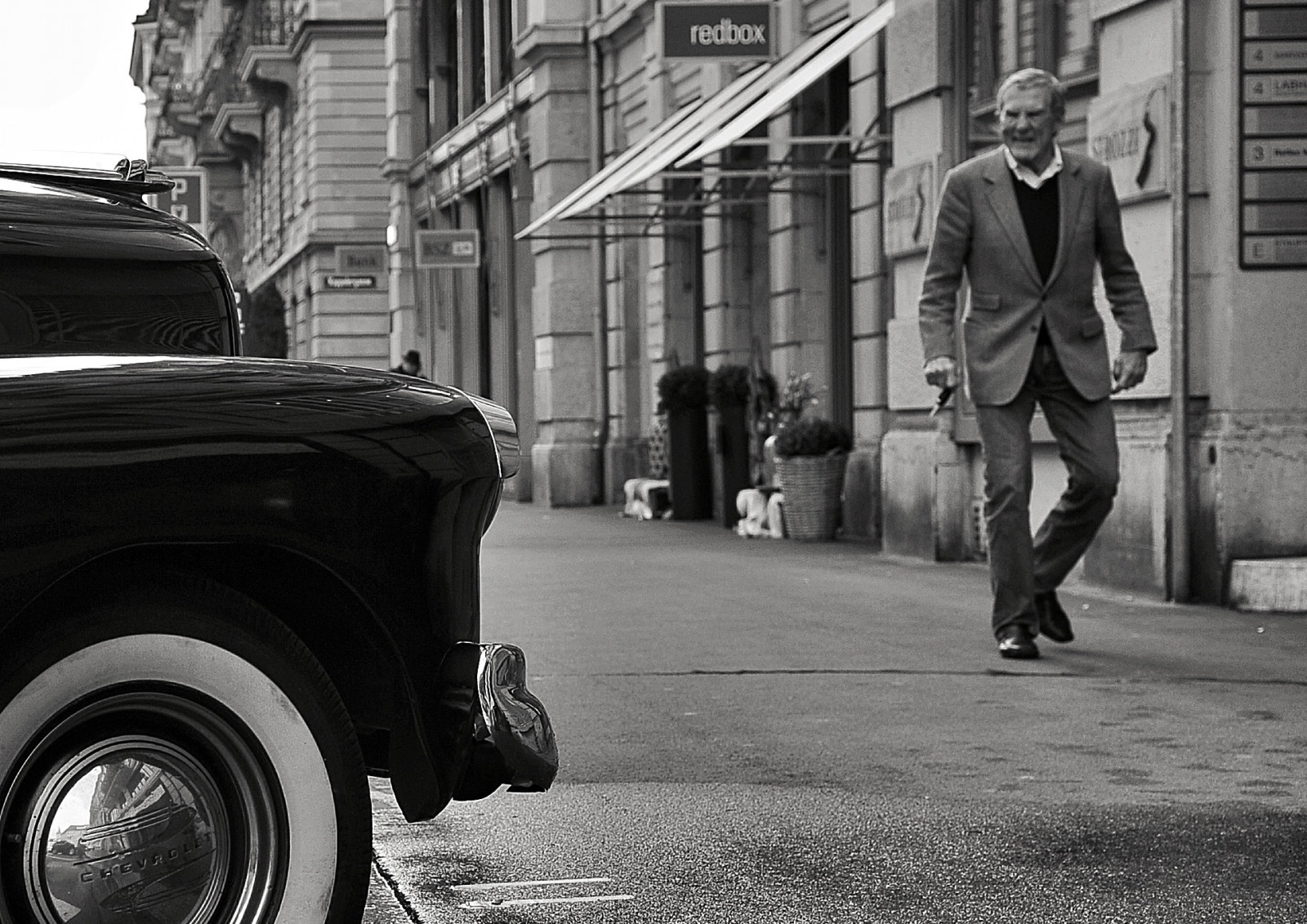 คน, ดำ, ขาวดำ, เมือง, ถนน, รถ, เมือง, ฤดูหนาว, ยานพาหนะ, ถนน, การถ่ายภาพ, สวิตเซอร์แลนด์, Nikon, ยาง, 2015, เชฟโรเลต, ซีดาน, ซูริค, โครงสร้างพื้นฐาน, bw, ล้อ, streetart, streetlife, streetphoto, streetphotography, ตรงไปตรงมา, streetportrait, ใบหน้า, schweiz, สวิส, strasse, streetscene, Stadt, บนถนน, strassenszene, นักถ่ายภาพถนน, fascinationstreet, Schwarzundweiss, 175528, streetphotographie, streetpix, z richzurich, strassenfotografie, streetfotografie, stphotographia, z richstreet, nikond300s, snapseed, fineartstreetphotography, streetartz ri, thomas8047, streetphotographyschweiz, z richstreetphotography, ภาพรวม, ดำและขาว, ถ่ายภาพขาวดำ, ยานพาหนะบก, การออกแบบยานยนต์, รถหรู, รถครอบครัว, รถกะทัดรัด, ยานยนต์, โหมดการขนส่ง, ยางรถยนต์, รถเมือง, กีฬายูทิลิตี้รถ, รถขนาดกลาง, oldies, Zuri