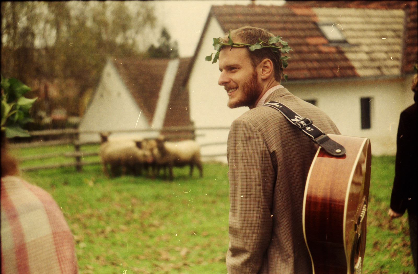 efterår, mennesker, arkitektur, græs, guitar, landsby, musiker, Brun, træ, dyr, dreng, plante, analog, krans, rekreation, skritek, fujicolorc200, helios44m58mm, porstreflexcx4