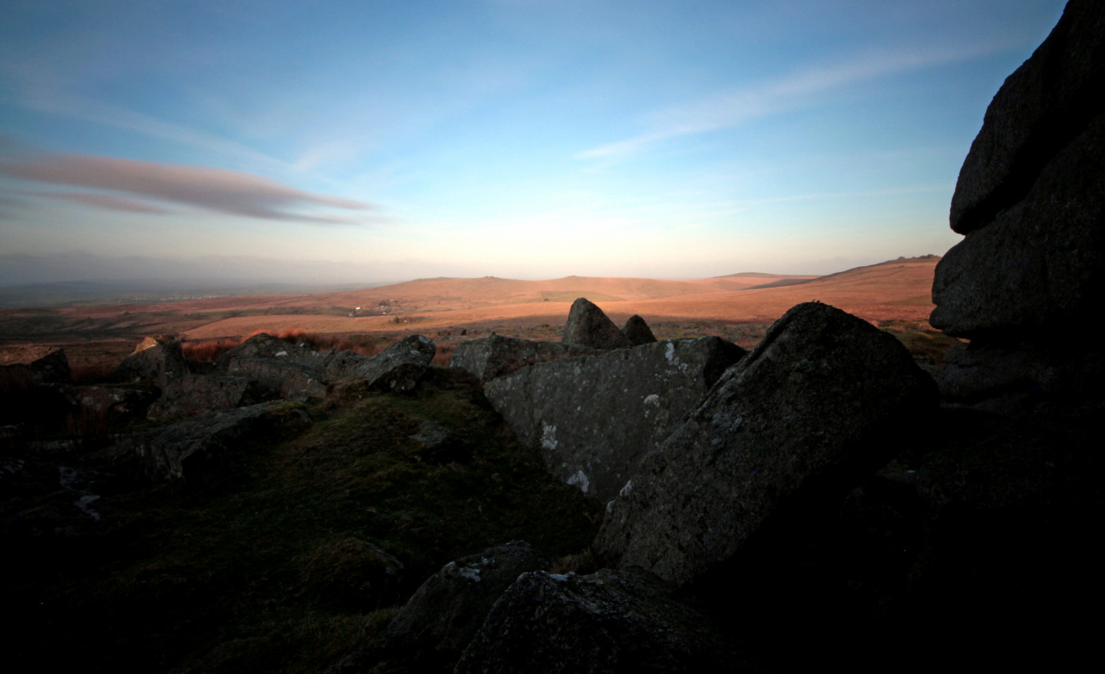 แนวนอน, พระอาทิตย์ตก, เนินเขา, หิน, หญ้า, ท้องฟ้า, หิน, ภาพเงา, เมฆ, พระอาทิตย์ขึ้น, ตอนเย็น, เช้า, หน้าผา, ดวงอาทิตย์, ขอบฟ้า, หิน, อุทยานแห่งชาติ, หุบเขา, ถิ่นทุรกันดาร, พลบค่ำ, พลีมัท, ยอด, ที่ราบสูง, ต, การก่อตัว, สันเขา, Devon, เบา, ภูมิประเทศ, เมฆ, ภูเขา, รุ่งอรุณ, ไฮแลนด์, ทุ่ง, ดาร์มัวร์, ธรณีวิทยา, ลักษณะภูมิประเทศที่เป็นภูเขา, ปรากฏการณ์ทางธรณีวิทยา, เทือกเขา, ปรากฏการณ์ทางอุตุนิยมวิทยา, วดี, ลดลง, Badlands, ลาดชัน, โผล่ขึ้นมา, dartmoorsunrise2401
