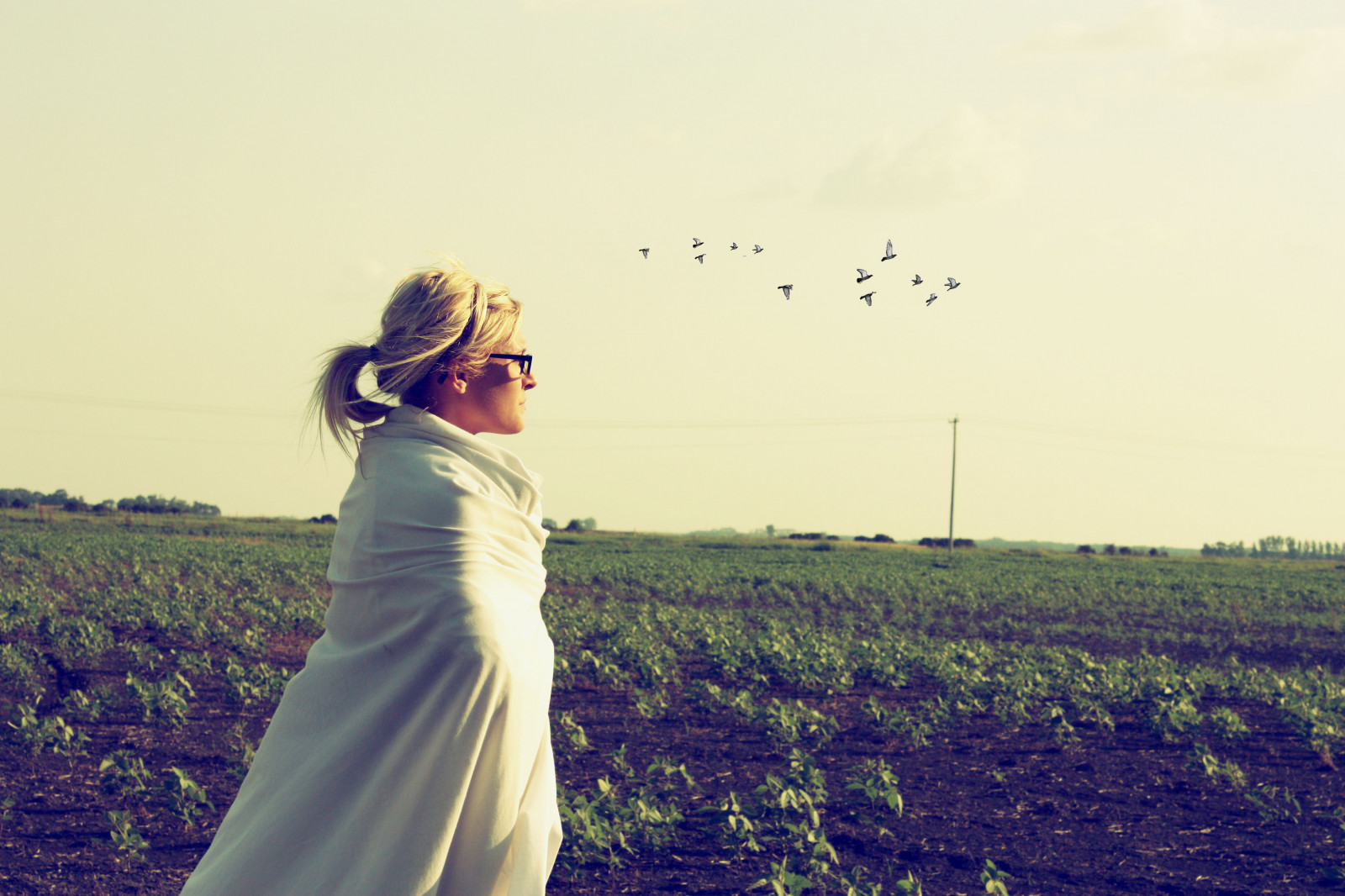 slunečnímu záření, stromy, krajina, ptactvo, brýle, tráva, nebe, rostliny, pole, fotografování, šaty, bláto, ráno, letní, stojící, koňský ohon, štěstí, jaro, strom, květ, lučina, dívka, usměj se, zábava, pól, fotografie, blond vlasy, prérie, tráva rodina, canonrebelxsi, canonuser, canonlover, chantelbaggley, Chantel, openfeild, baggley, Whitesky, Whitesheet, Flickrfinatic, Černé ptáky, Tohlehozasáhlo, Mysteryiswithinus, Mysterywithinyourheart