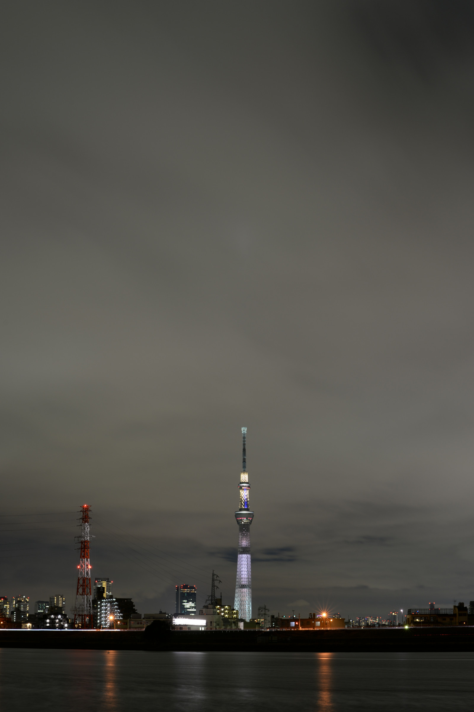 Japonsko, město, panoráma města, noc, architektura, odraz, panoráma, mrakodrap, večer, věž, horizont, Nikon, soumrak, Tokio, jp, Skytree, světlo, mrak, NIKKOR, svítání, osvětlené, osvětlení, tma, mezník, Tokyo Sky Tree, horikiri, df, afs58mmf14g, afsnikkor58mmf14g, whitechocolat, atmosférický jev, Atmosféra Země