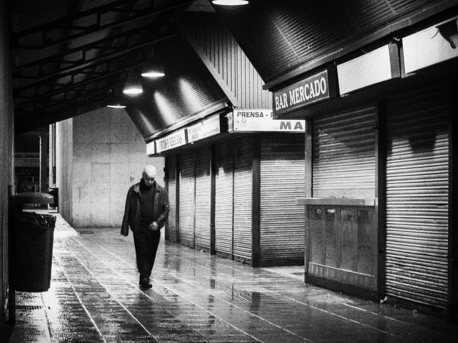světla, lidé, bílý, Černá, černobílý, ulice, noc, silnice, fotografování, bar, Zavřeno, infrastruktura, světlo, trh, alej, muž, třídaFoto, tvar, centrální, fotografie, tma, streetphotography, obraz, spnc, unoforever, calle, gente, spmonochrome, bestof2012, fotografia, momentka, hombre, cerrado, castellon, urban area, Černý a bílý, monochromatické fotografování, Film noir, jediný zrcadlovka, výklenek, mercado, lux