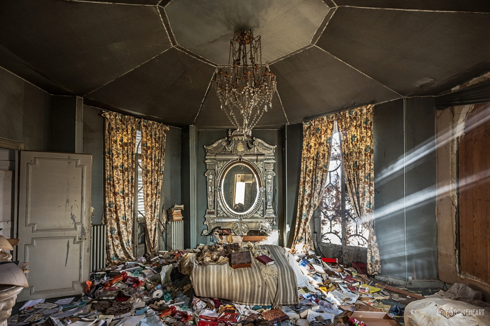 เก่า, หน้าต่าง, ห้องพัก, การออกแบบตกแต่งภายใน, Dunwich, urbex, บ้าน, โคมระย้า, เพดาน, การผจญภัย, ละทิ้ง, urbanexploration, เวลาผจญภัย, สูญหาย, lovecraft, urbextime, lightbeans