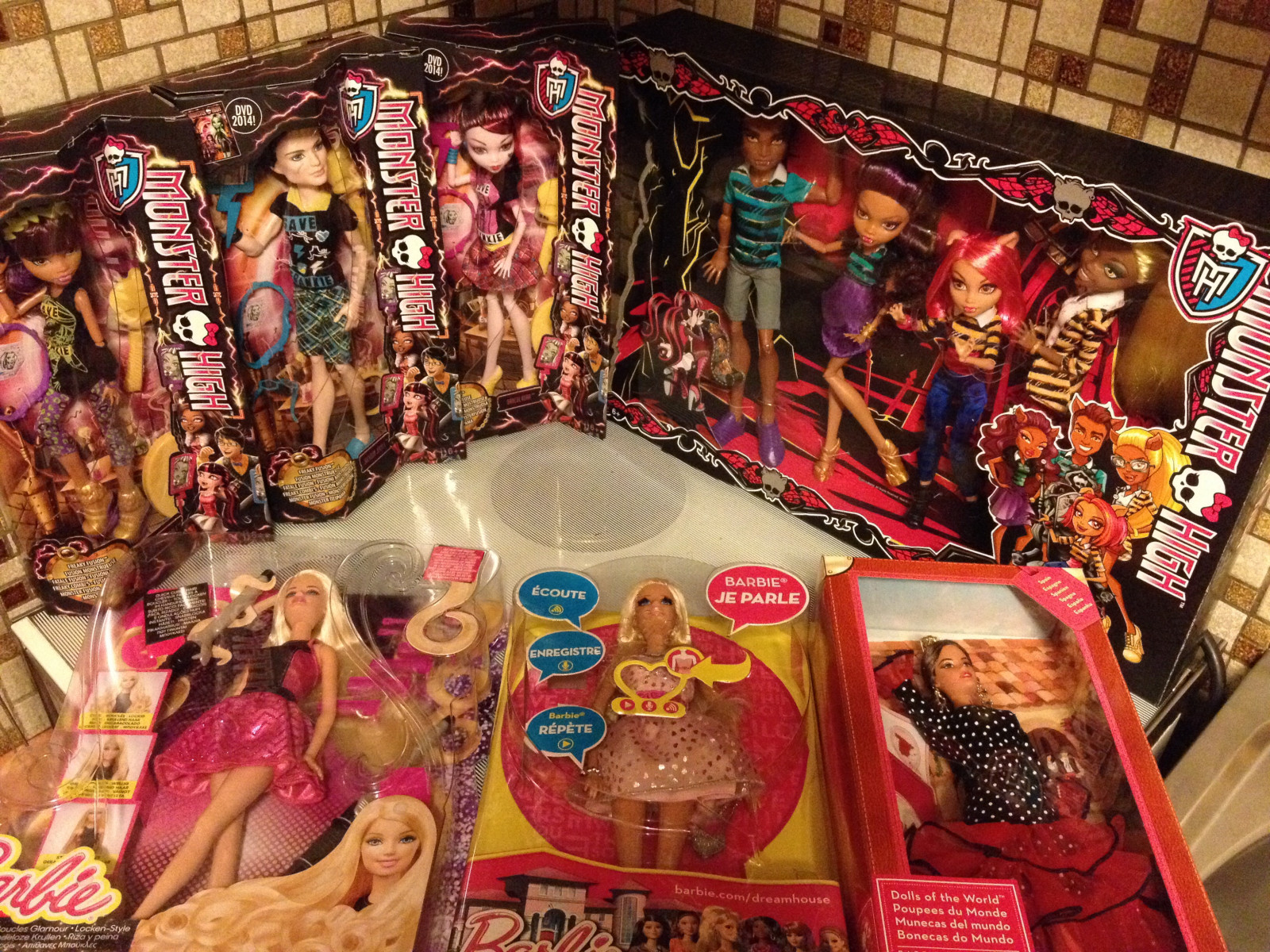 Španělsko, vlk, svět, život, Hračka, panenka, Jackson, Cukrovinky, Frankie, Barbie, Fúze, vysoký, netvor, balíček, mluvící, nekonečný, podivné, kudrlinky, problémy, Uložit, Clawdeen, Draculaura, Jekyll, vysněný dům, Strašně, Clawdia, Clawd