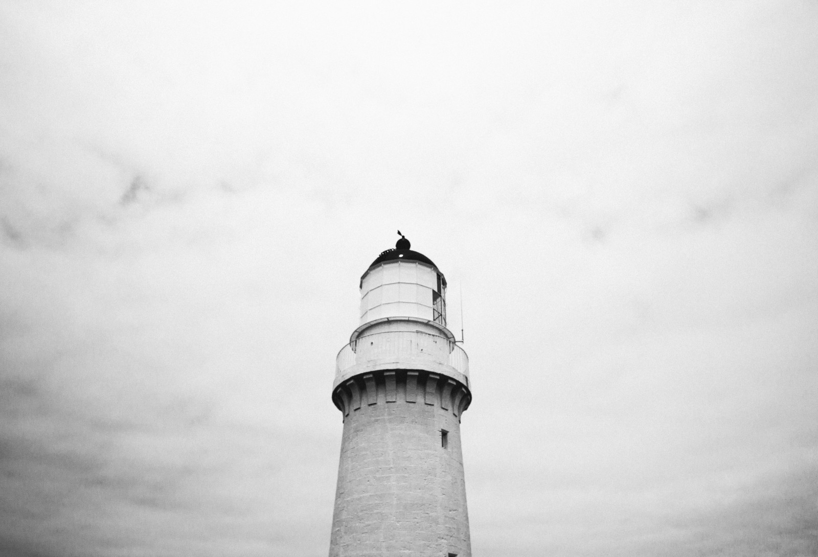 biały, monochromia, woda, Natura, plaża, niebieski, wieża, fale, latarnia morska, Skały, Australia, Wiktoria, Lightroom, Chmura, pogoda, Rano, Półwysep Mornington, Capeschanck, Atmosfera ziemi, czarny i biały, Monochromatyczna fotografia
