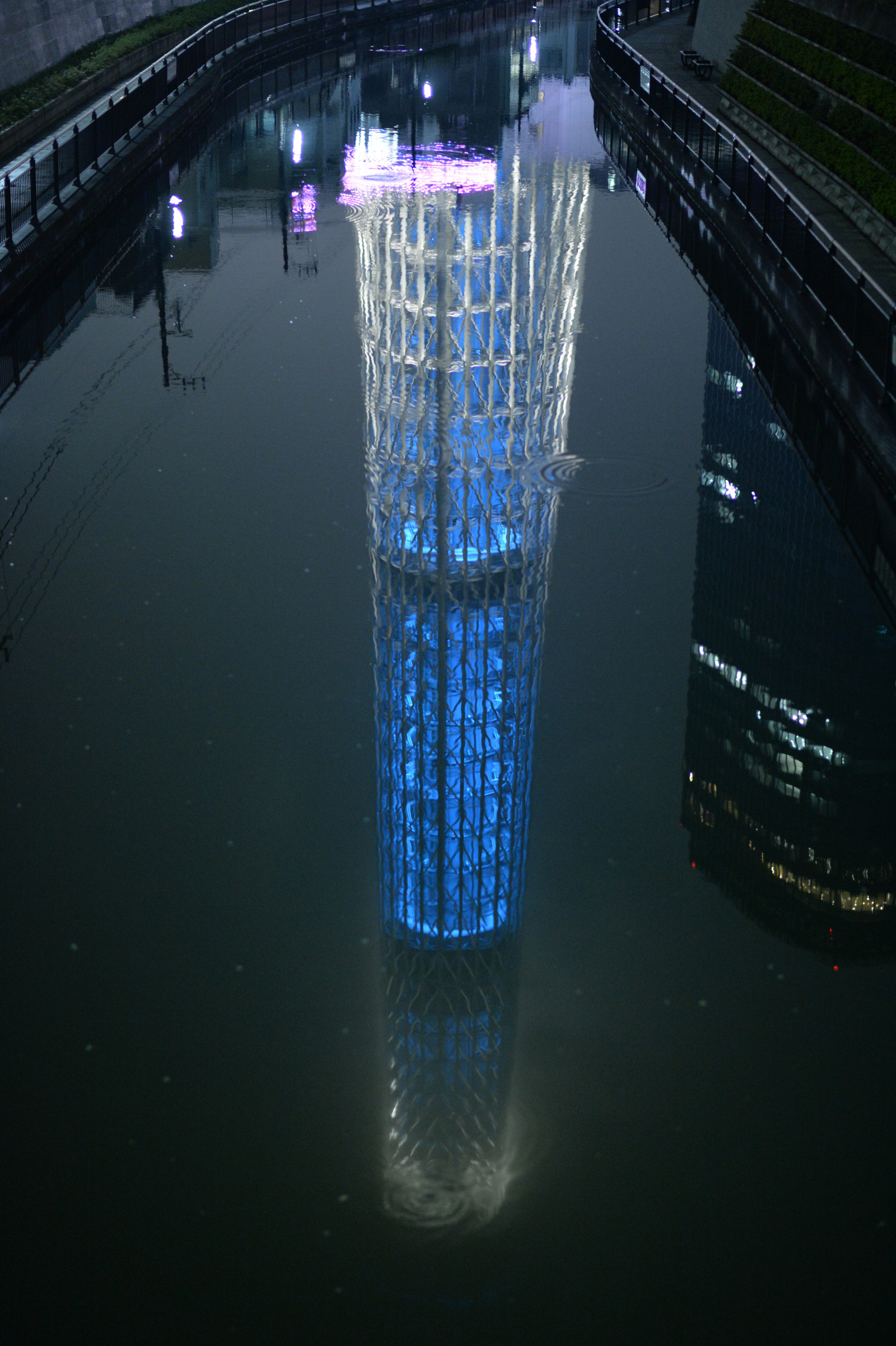 Japonsko, noc, architektura, voda, odraz, mrakodrap, modrý, led, věž, Nikon, Tokio, jp, Skytree, světlo, NIKKOR, osvětlené, osvětlení, osvětlení, vlna, tma, iki, mezník, Tokyo Sky Tree, df, afs58mmf14g, afsnikkor58mmf14g, Atmosféra Země