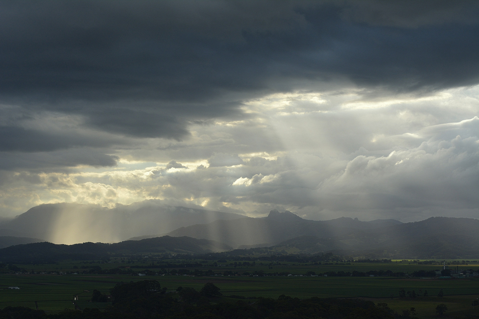 slunečnímu záření, krajina, kopec, nebe, bouřka, večer, ráno, horizont, atmosféra, soumrak, Austrálie, sluneční paprsky, mrak, zakalený, den, počasí, svítání, osvětlení, bouřka, venkov, zalitý sluncem, prostý, NSW, oblaky, atmosférický jev, Atmosféra Země, meteorologický jev, kupa, northernrivers, Severní pobřeží, tweedvalley, shaftsoflight, sunlightthroughslouds