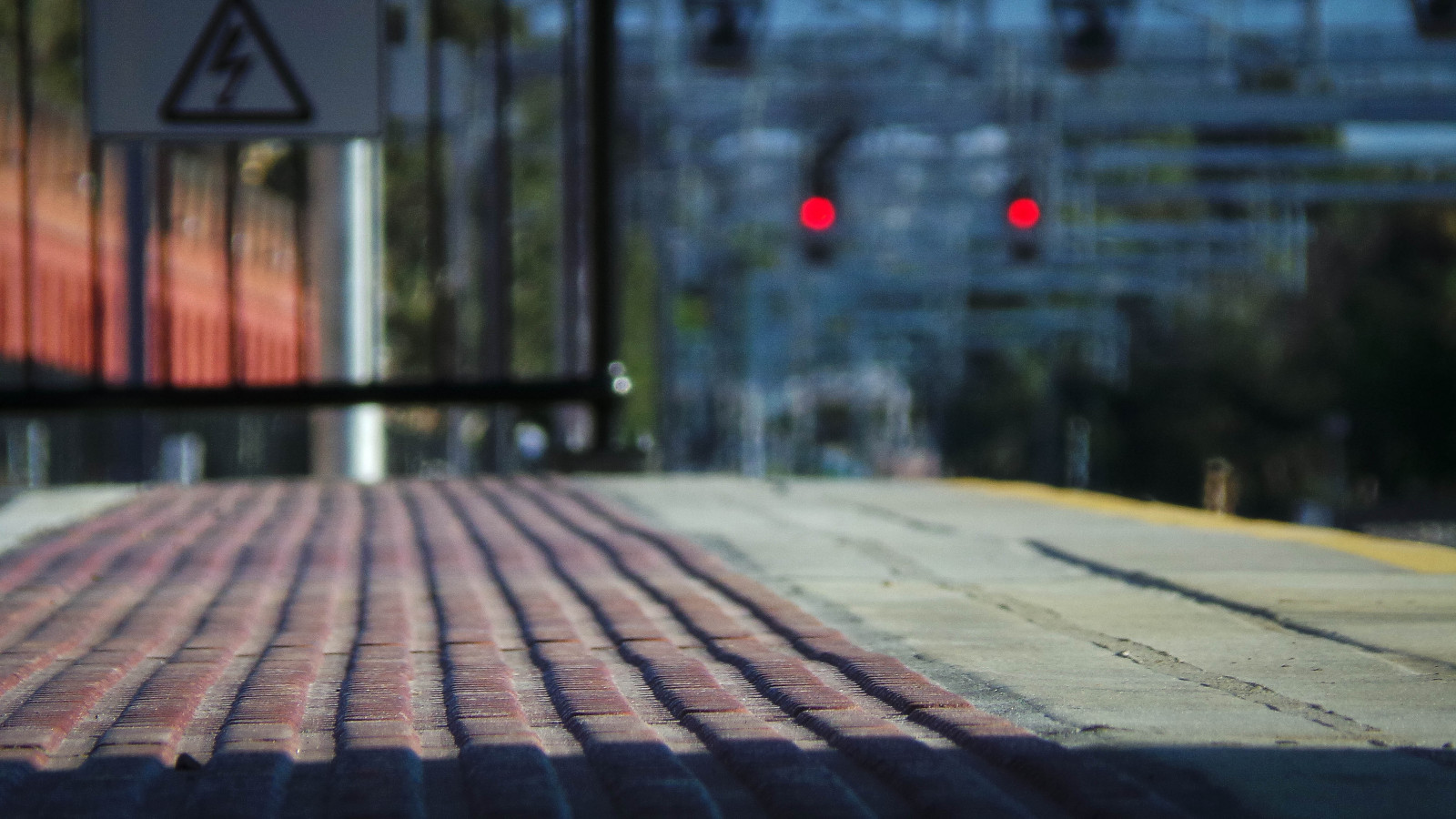 byområde, lys, afspejling, morgen, vejbelægning, linje, sollys, vand, træ, asfalt, himmel, metal, gade, skygge