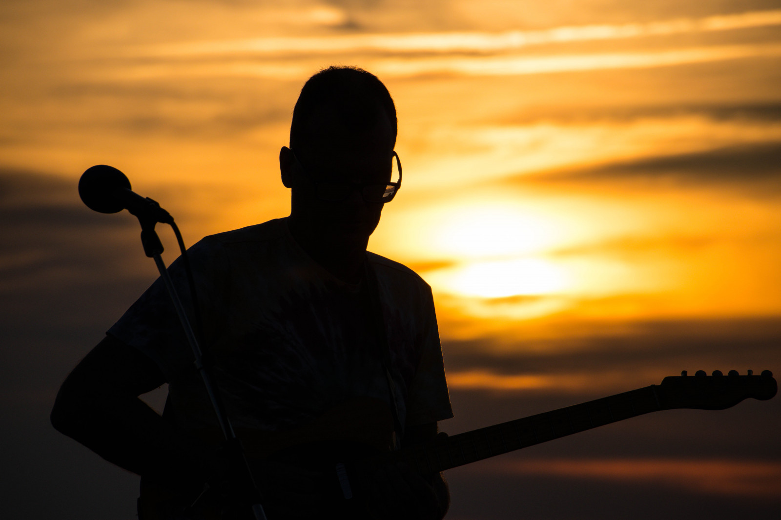 sollys, mennesker, solnedgang, by, vand, natur, himmel, guitar, skygge, silhuet, skyer, musik, aften, morgen, Sol, sommer, baggrundsbelysning, Sverige, Europa, skumring, Sverige, lys, daggry, sk nel n, SE, v strahamnen, himmel, resund, solnedg ng, Vatten, siluett, Moln, malmø, gitarr, tr d cket, boardwalk, Sundspromenaden, goodnightsun, mørke