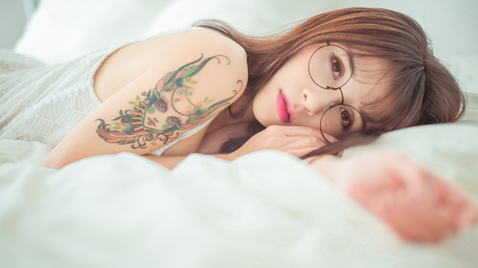 hår, hud, læbe, øjenbryn, skulder, øje, ben, øjenvipper, mund, hals, komfort, Legetøj, finger, lår, søm, sort hår, temporary tattoo, dukke, menneskelige ben, lingeri, sengetøj, bryst, brunt hår, tatovering, bagagerum, blond, undertøjet, mave, smykker, mode tilbehør, sengetøj, kød, mønster, nøgenmodel, pels, barn, illustration, vinge, sengetøj, seng, portrætfotografering, tilbage, søvn, lur, Photo shoot, sengetid