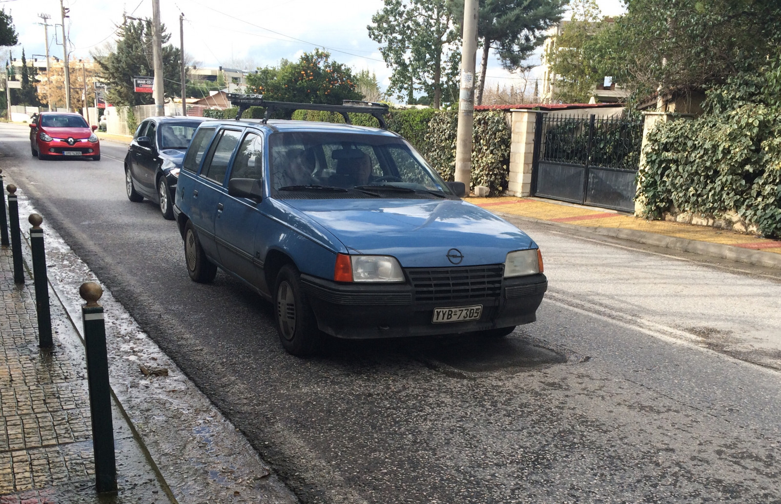 okno, ulice, auto, vozidlo, silnice, doprava, Opel, parkoviště, limuzína, Kadett, strom, momentka, pozemní vozidla, automobilový exteriér, rodinný vůz, kompaktní vůz, motorové vozidlo, druh dopravy, městské auto, střední velikost auta, státní poznávací značka, auto part, hatchback, opelkadett