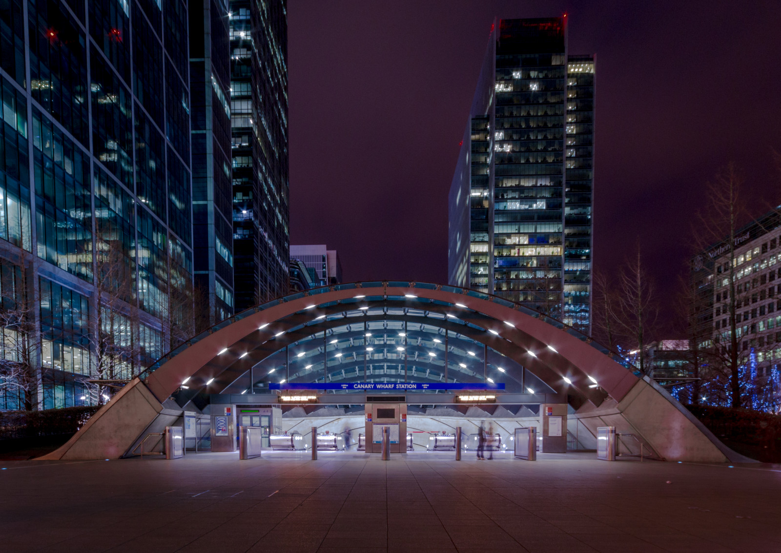 Londýn, město, panoráma města, noc, architektura, budova, odraz, nebe, symetrie, panoráma, mrakodrap, večer, Nikon, metropole, podzemí, struktura, světlo, longexposure, centrum, osvětlení, nightphotography, D3100, tma, mezník, nikond3100, nightshot, fasáda, urban area, turistická atrakce, Metropolitní oblast, panelový dům, londonnight, nightonearth, danielcoyle, smíšené využití, Canary Wharf, Jubilee Line, dálnice, Metro v Londýně, stanice metra, londonbluehour, ředitelství firmy, Canarywharfstation, Canarywharfnight, Canarywharfstationentrance, Kanárský měšťanský úřad, Canarywharfstationnight